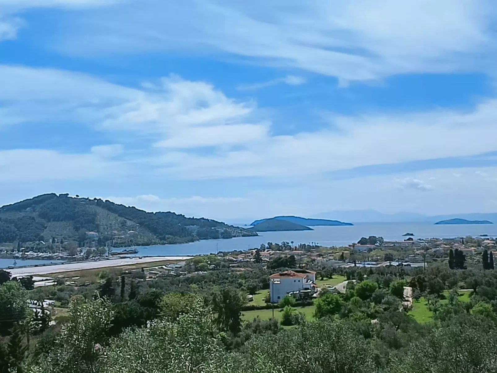 Berge und die ikonische Landebahn des Flughafens Skiathos-Dehors