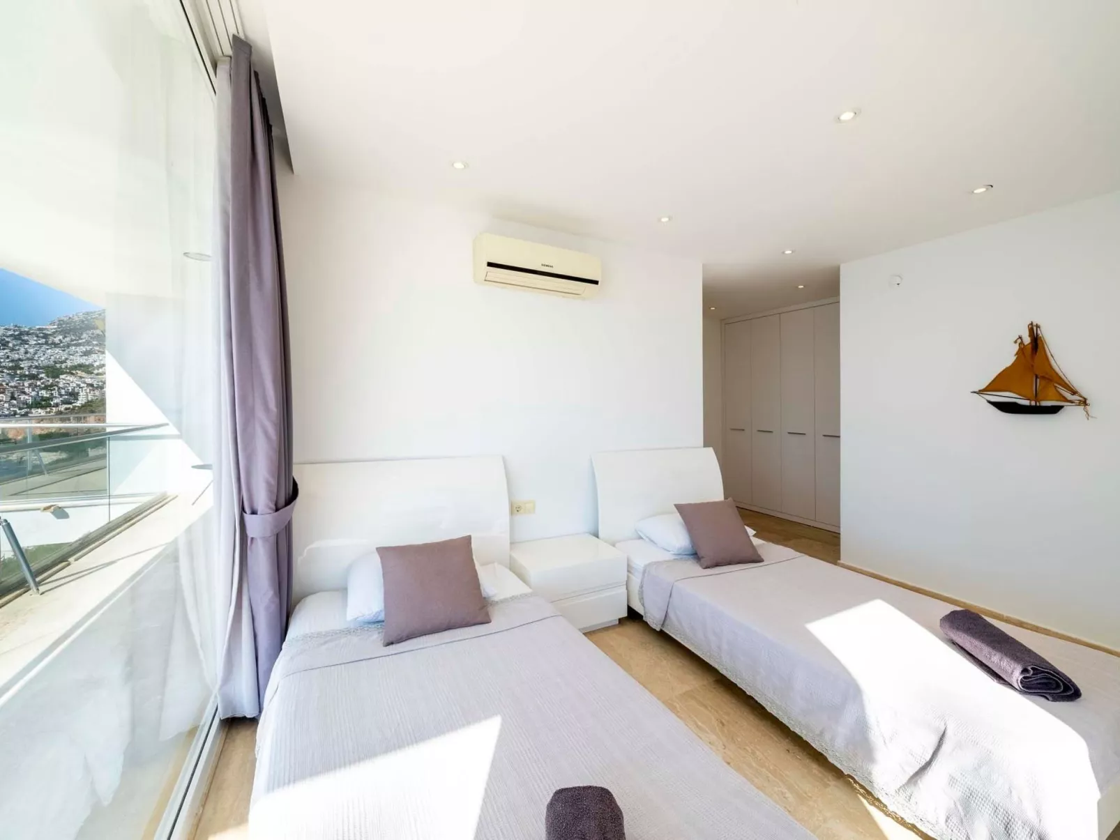 Große Villa direkt am Meer mit Infinitypool-Drinnen