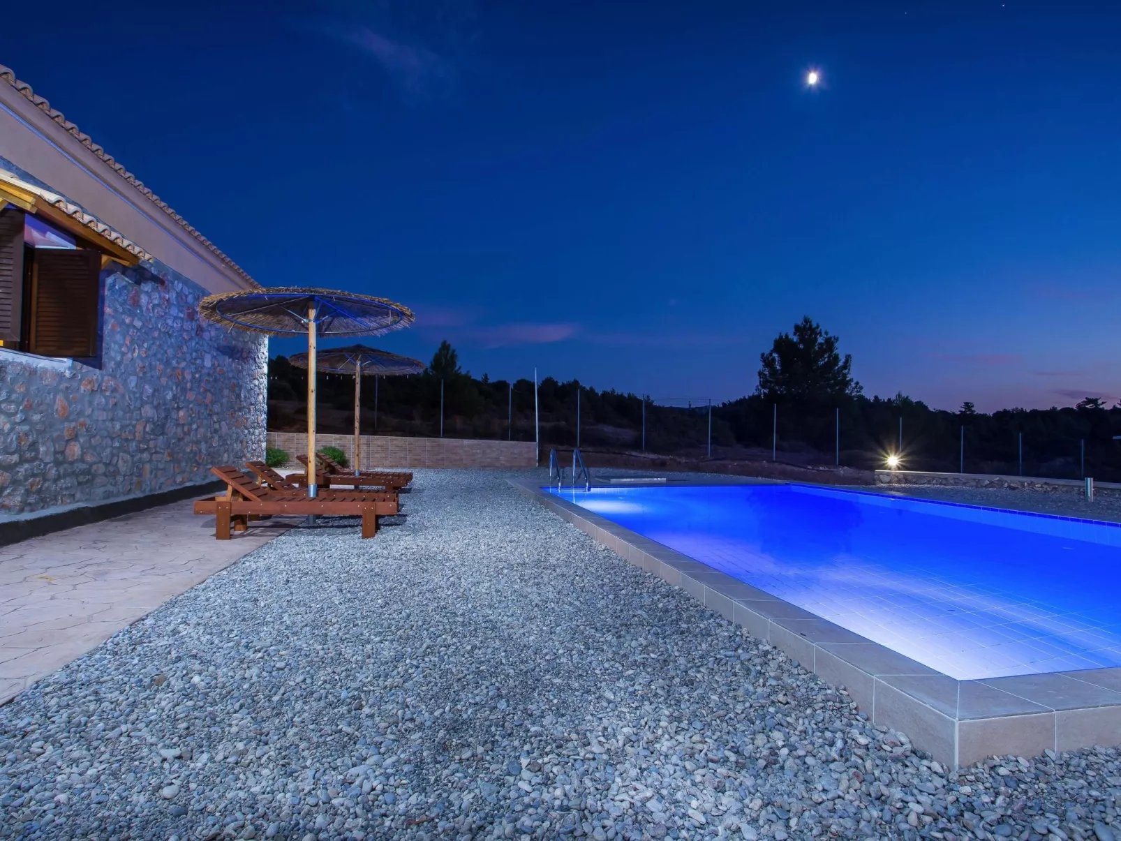 Schöne Steinvilla im Wald-Image-tags.info