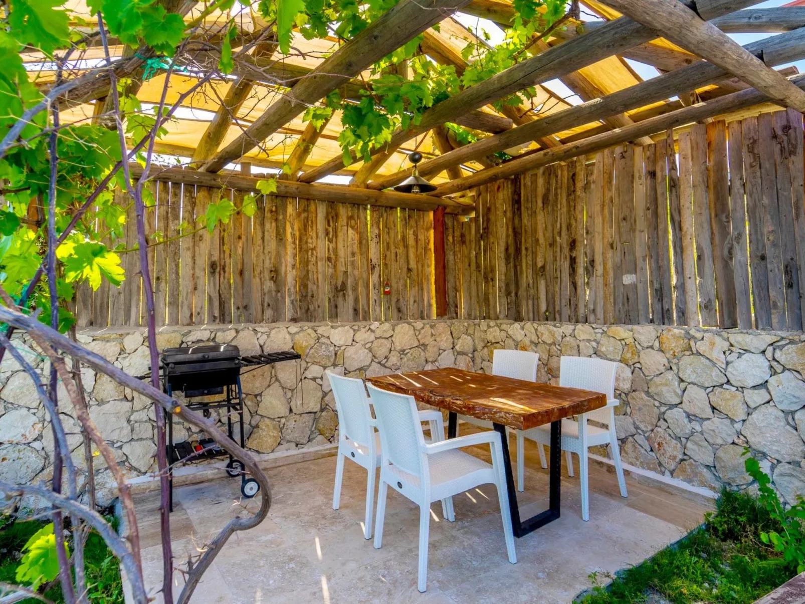 Rustikale Natursteinvilla mit Bergblick in Kalkan-Drinnen