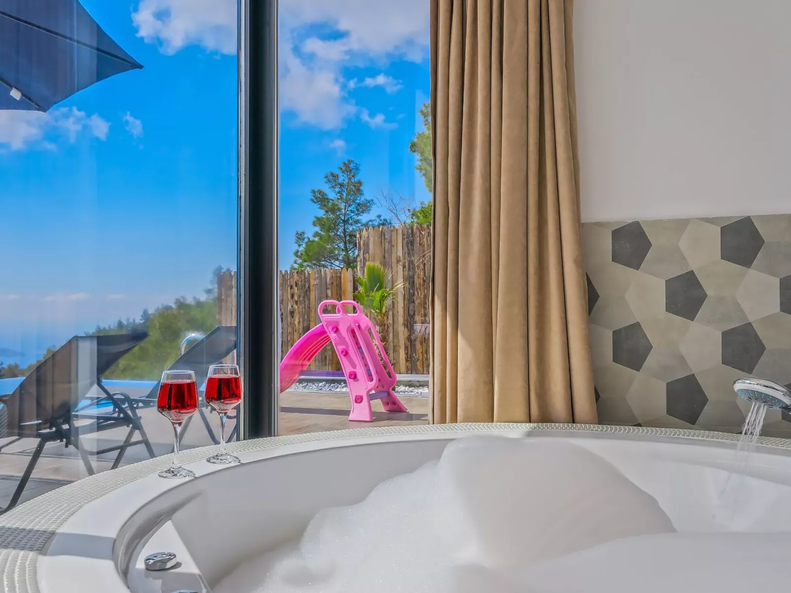 Schöne Villa mit Pool, Blick auf Meer und Tal-Drinnen