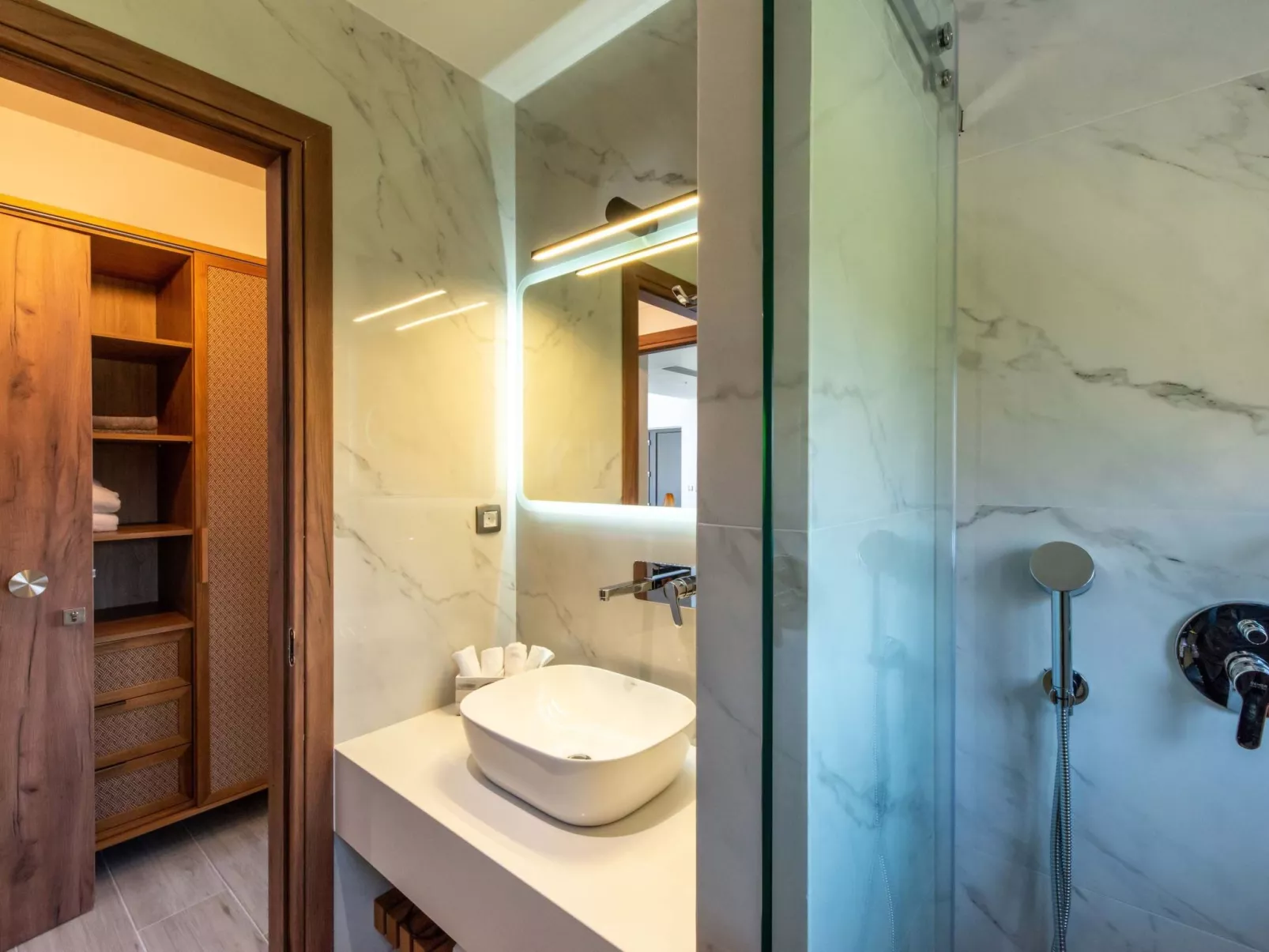 Villa Solis -100m zum Meer und ''Free'' Beheizter Pool-Inside