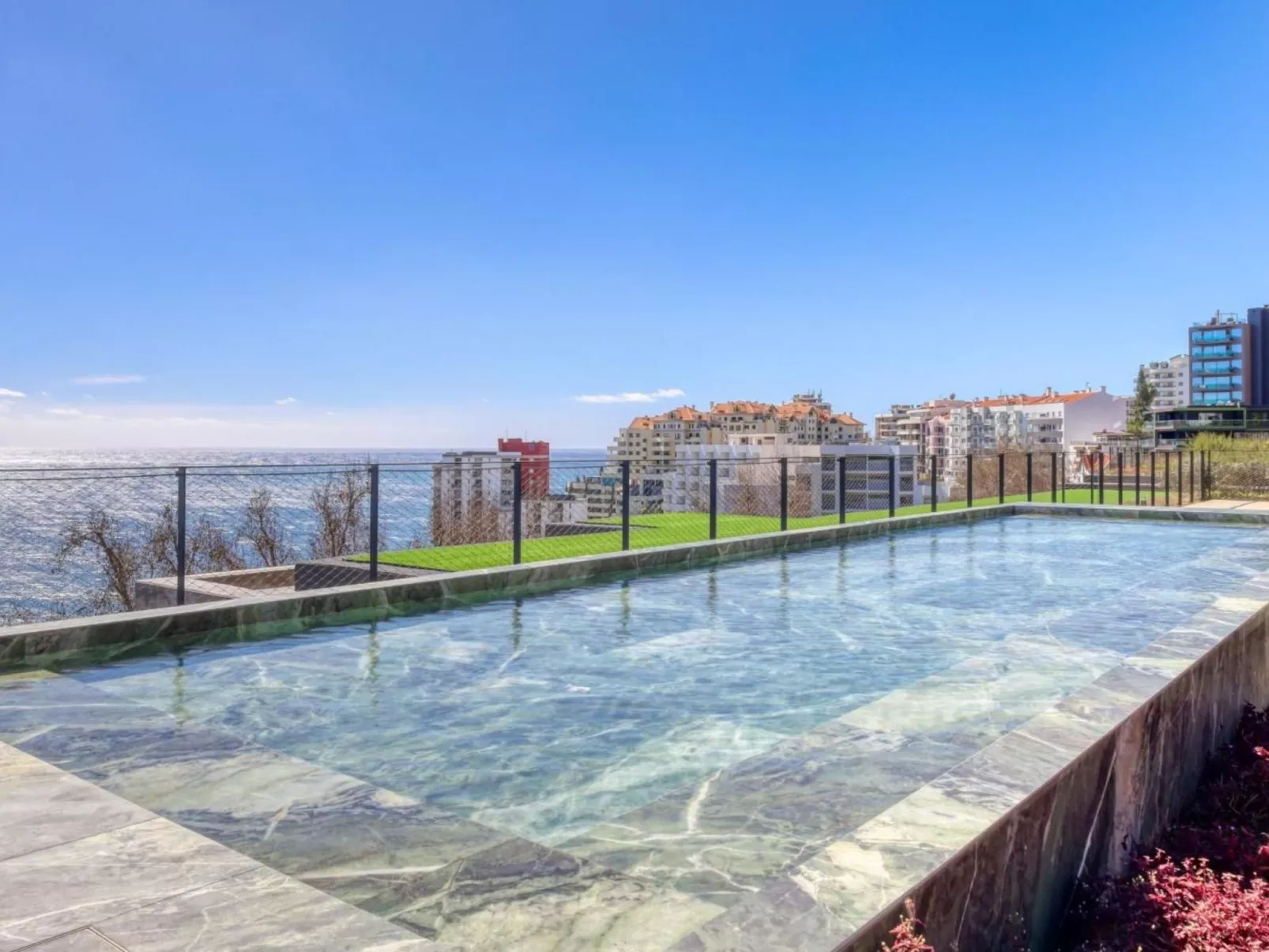 RJS Savoy Monumentalis-Outside