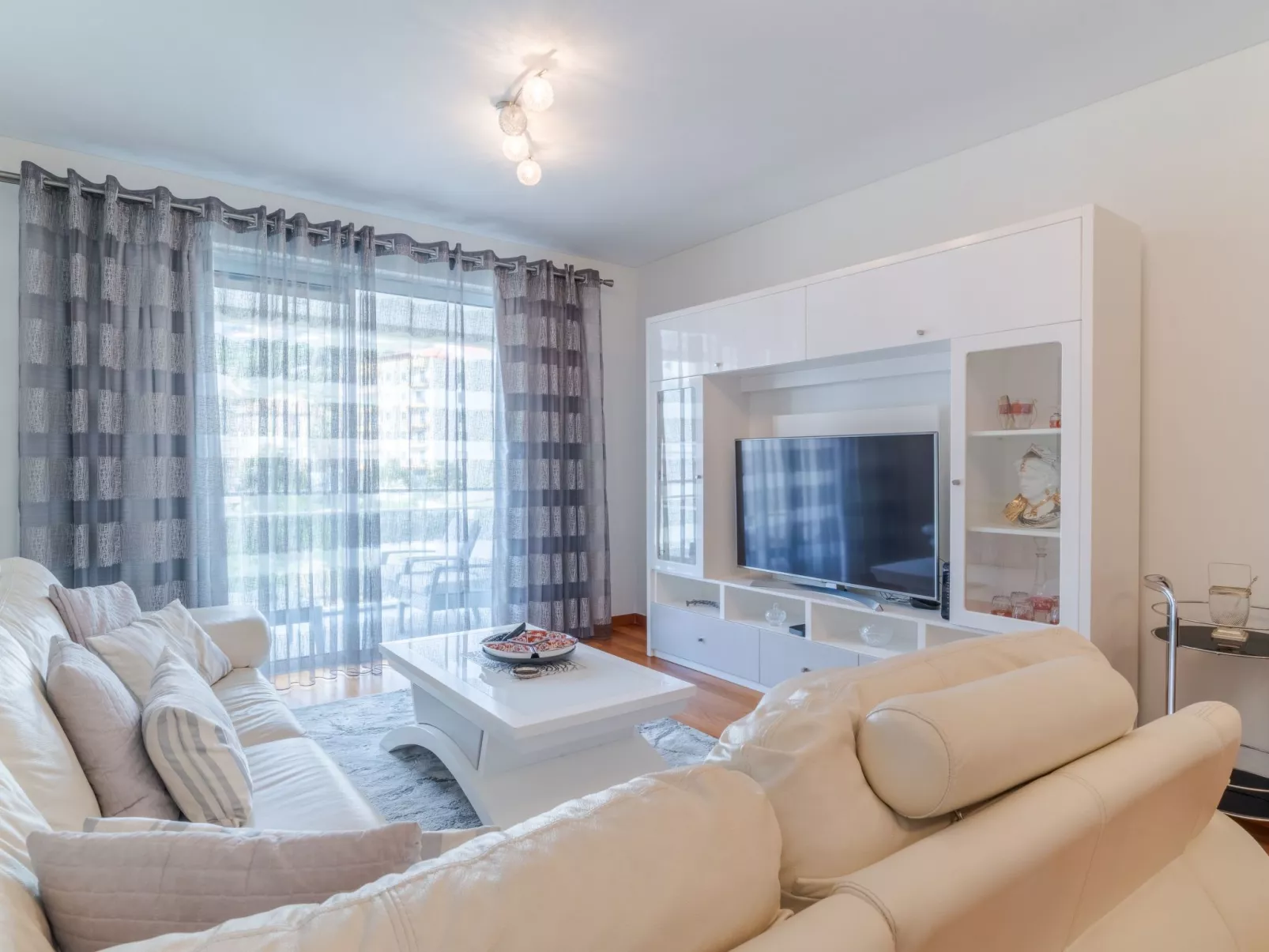 Mit gemeinschaftlichem Pool-Inside