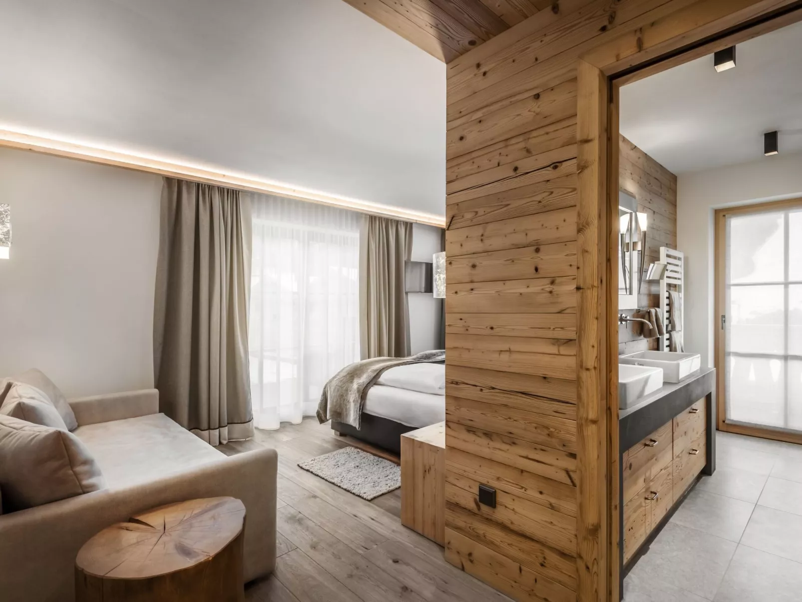 Für vier Personen im Erdgeschoss mit kleinem privatem Garten-Drinnen