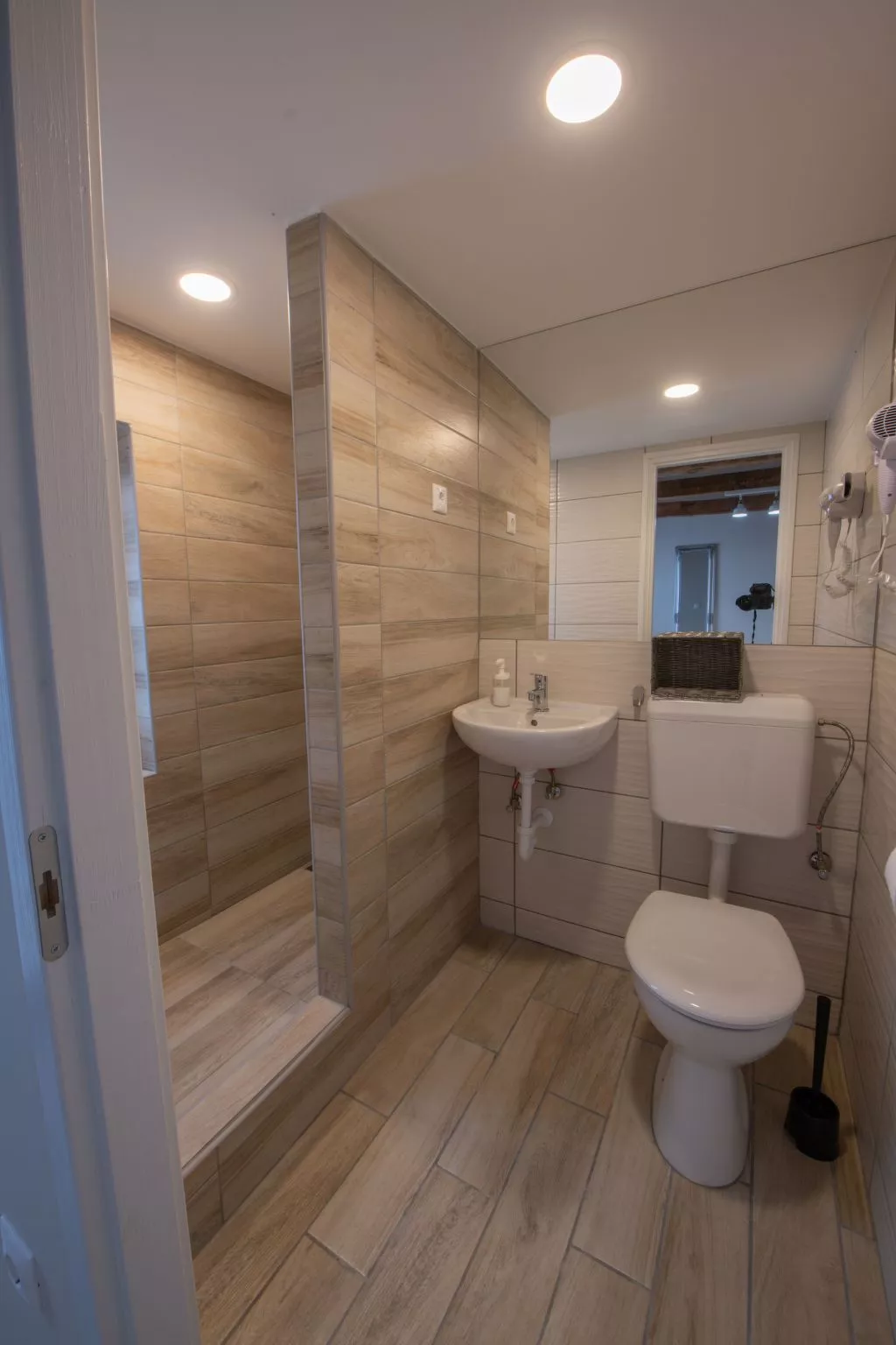 Charmantes Appartement Caesar mit Terrasse-Drinnen