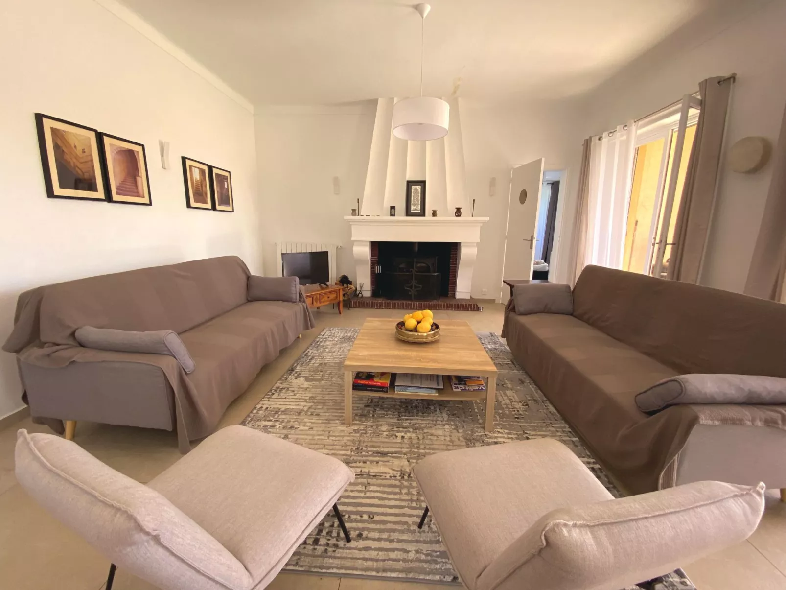 Geräumige und elegante Villa mit großem Garten, Swimmingpool und 3 Schlafzimmer-Inside