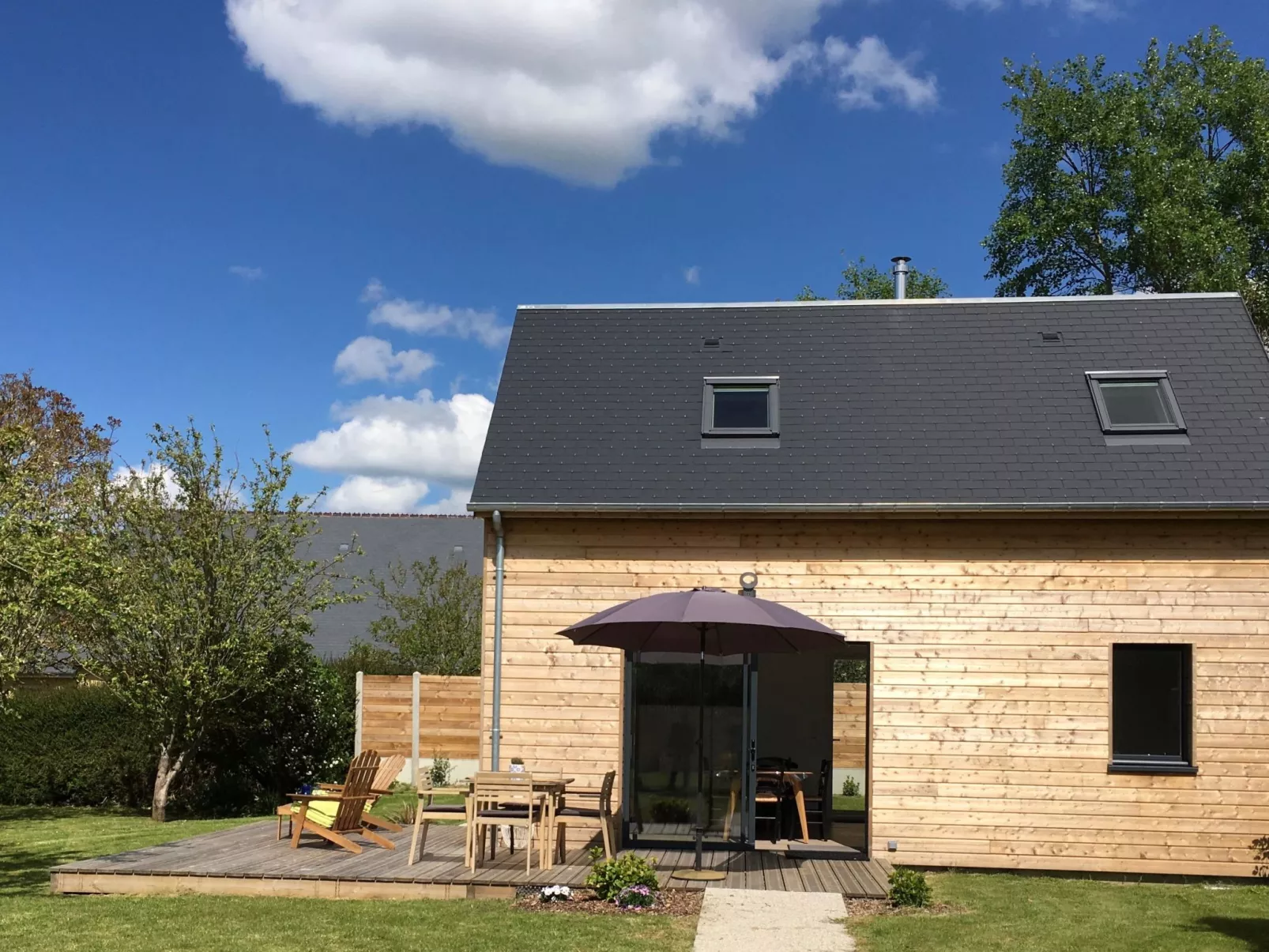 Charmantes Holzhaus in einer grünen Umgebung-Inside
