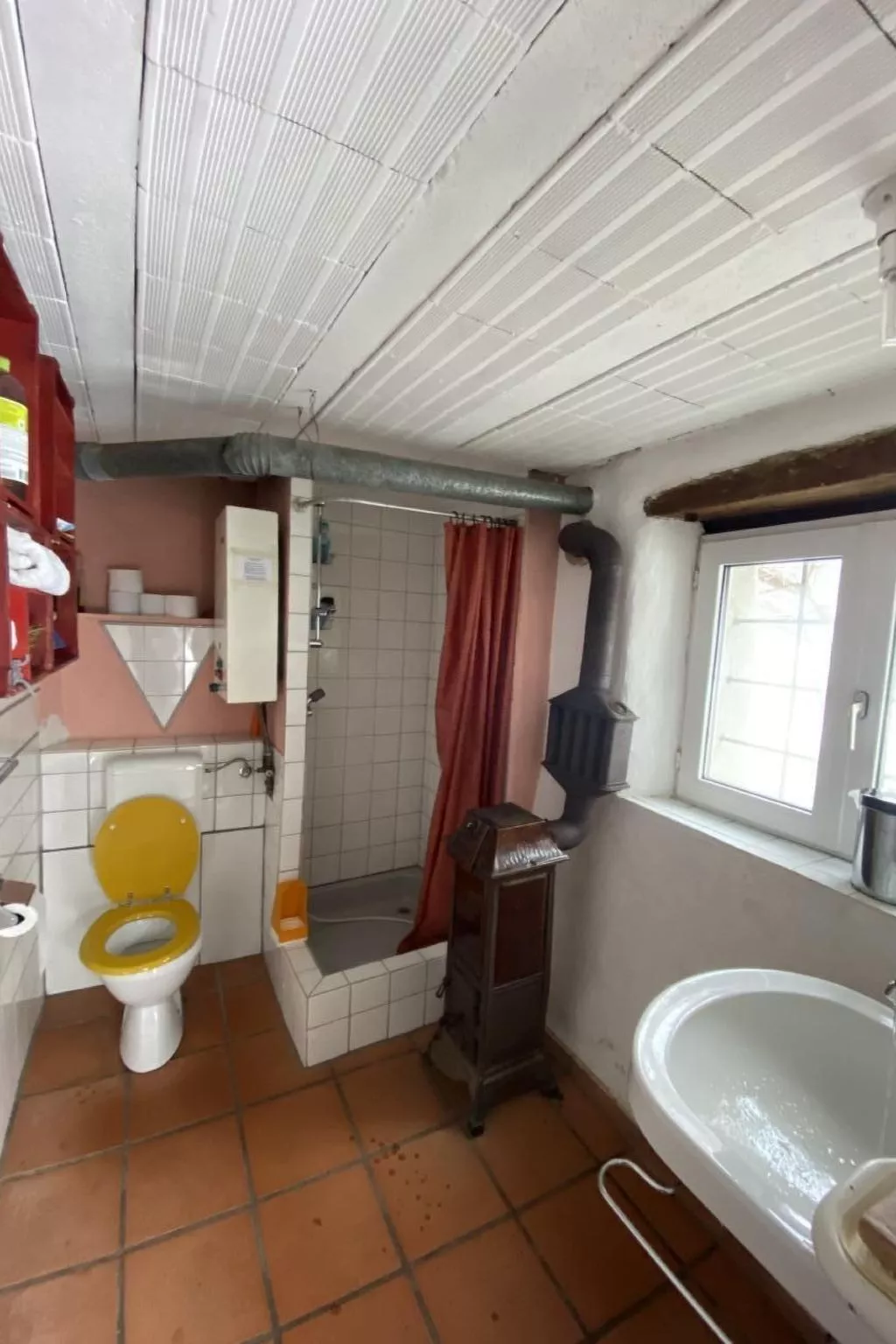 Typisches Tessiner Landleben im Centovalli-Drinnen