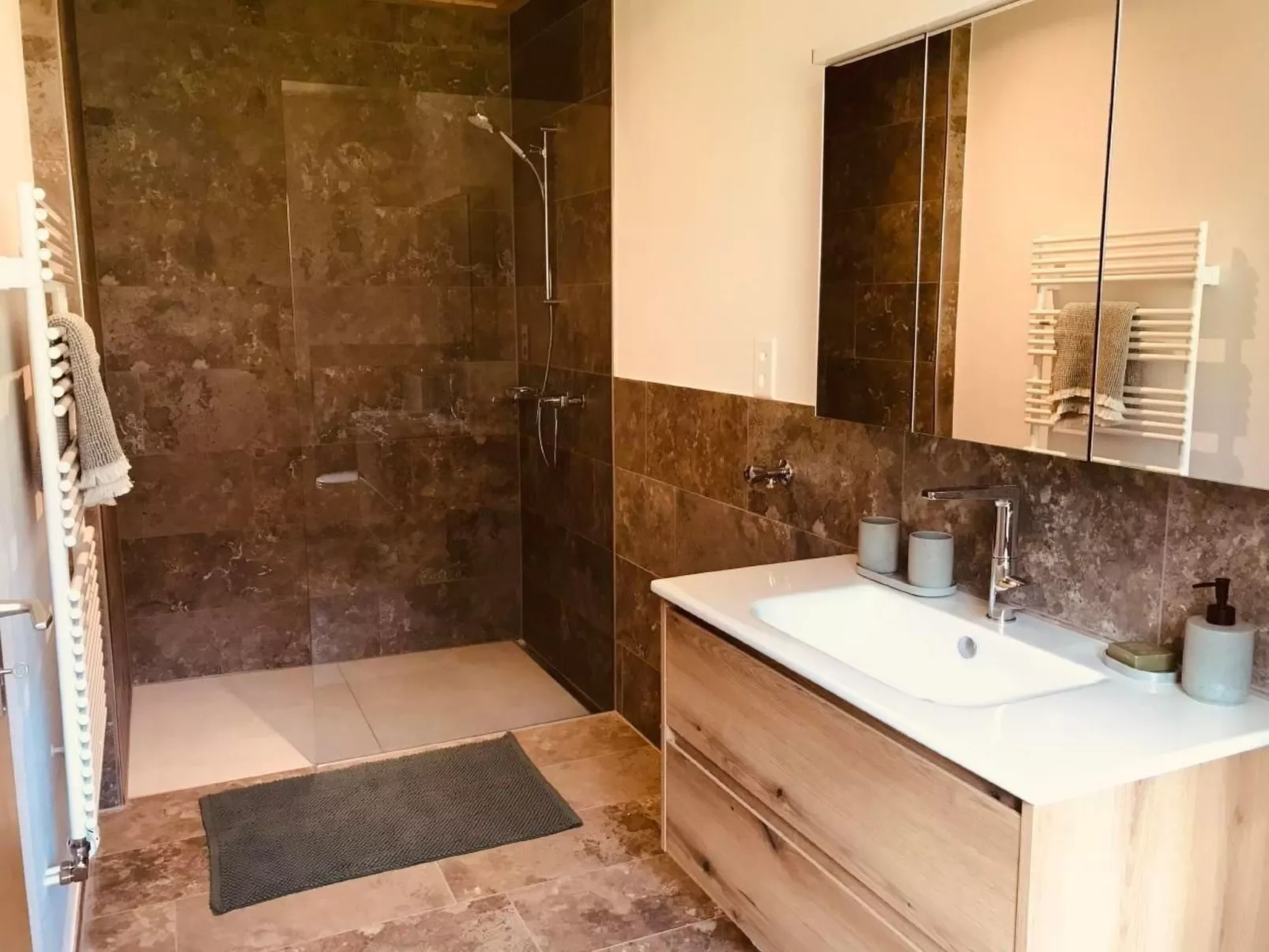 Neue 2.5- Zimmer Ferienwohnung im dreigenerationen Bauernhaus-Dedans