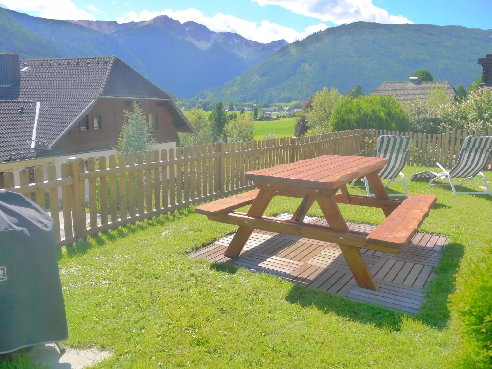 Wohl eingerichtete Wohnung mit eigenem Balkon-Outside