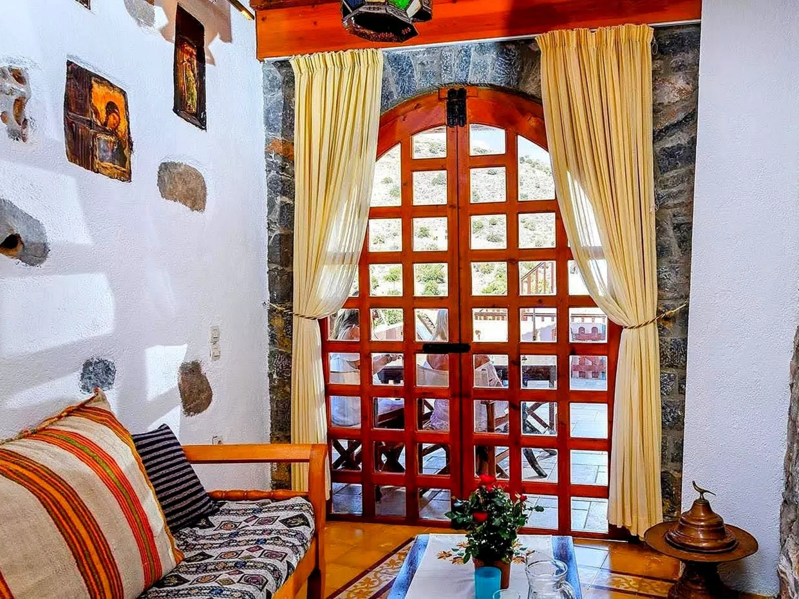 Kretisches Steinhaus mit Gemeinschaftspool-Dedans