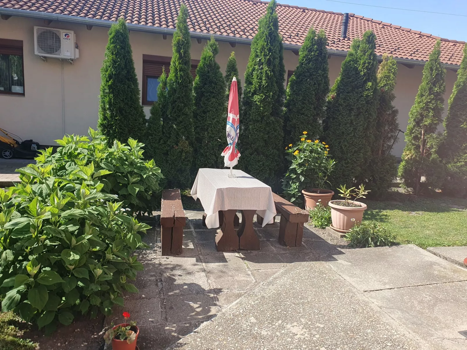 Mit Blick auf das Wasser-Outside