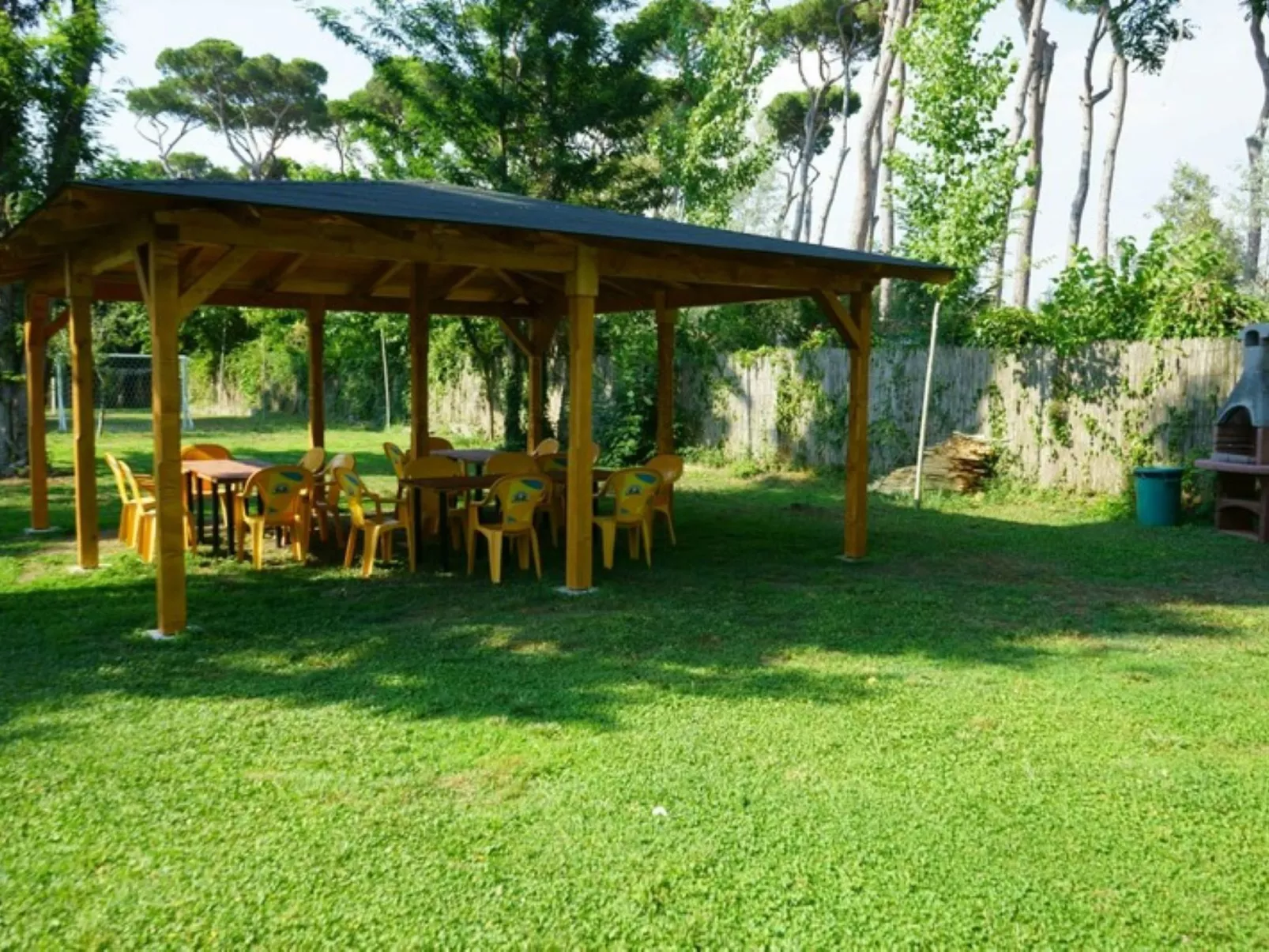 Bungalow aus Holz mit Veranda und nah am Strand.-Image-tags.info