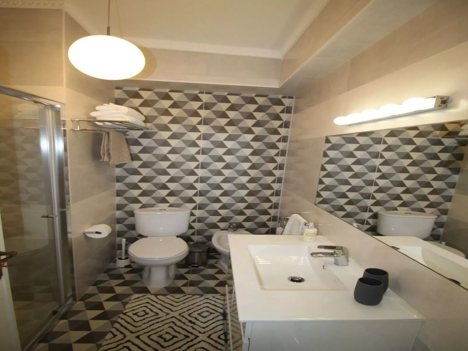 Aveiro Apartment mit Patio-Drinnen