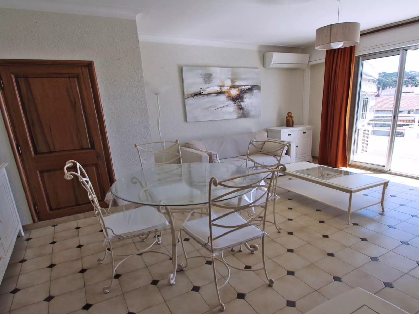 Mit Blick auf das Wasser-Inside