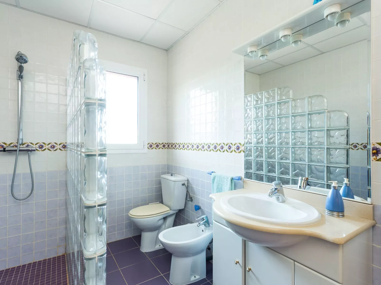 Großes Haus mit Schwimmbad und Barbecue-Drinnen