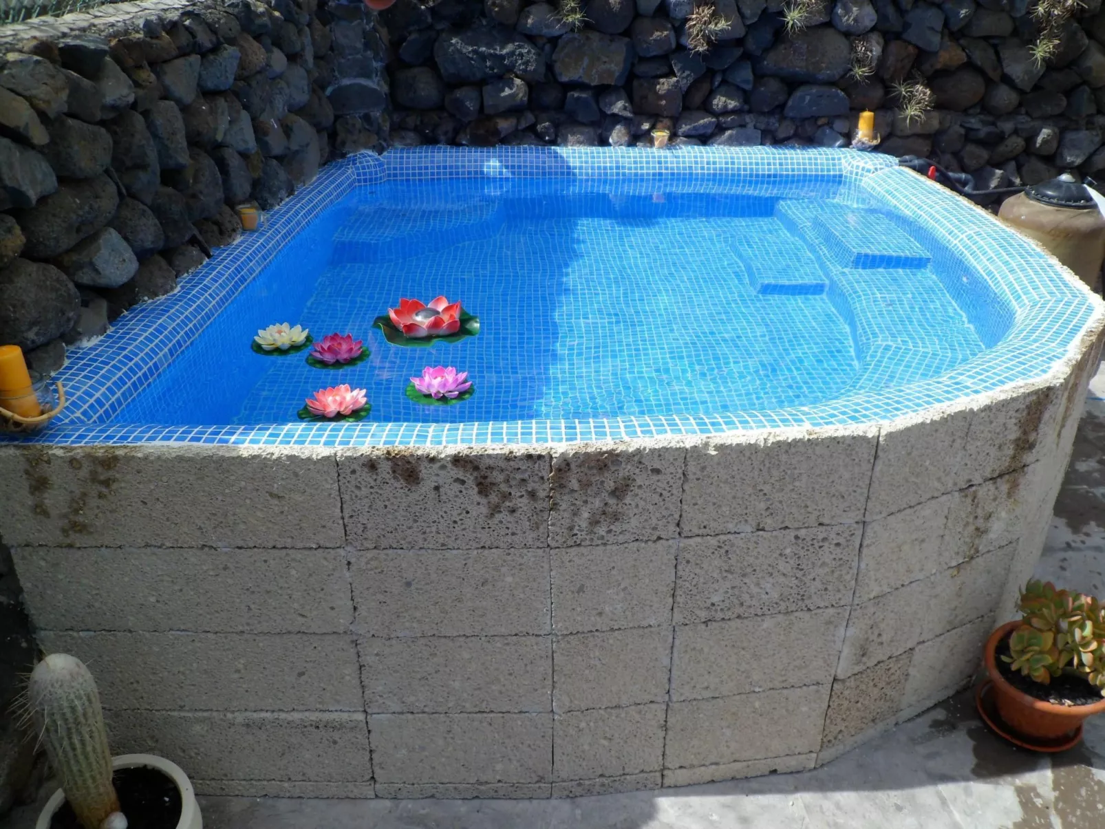 Haus mit Schwimmbad-Whirlpool in ruhiger Umgebung.-Outside