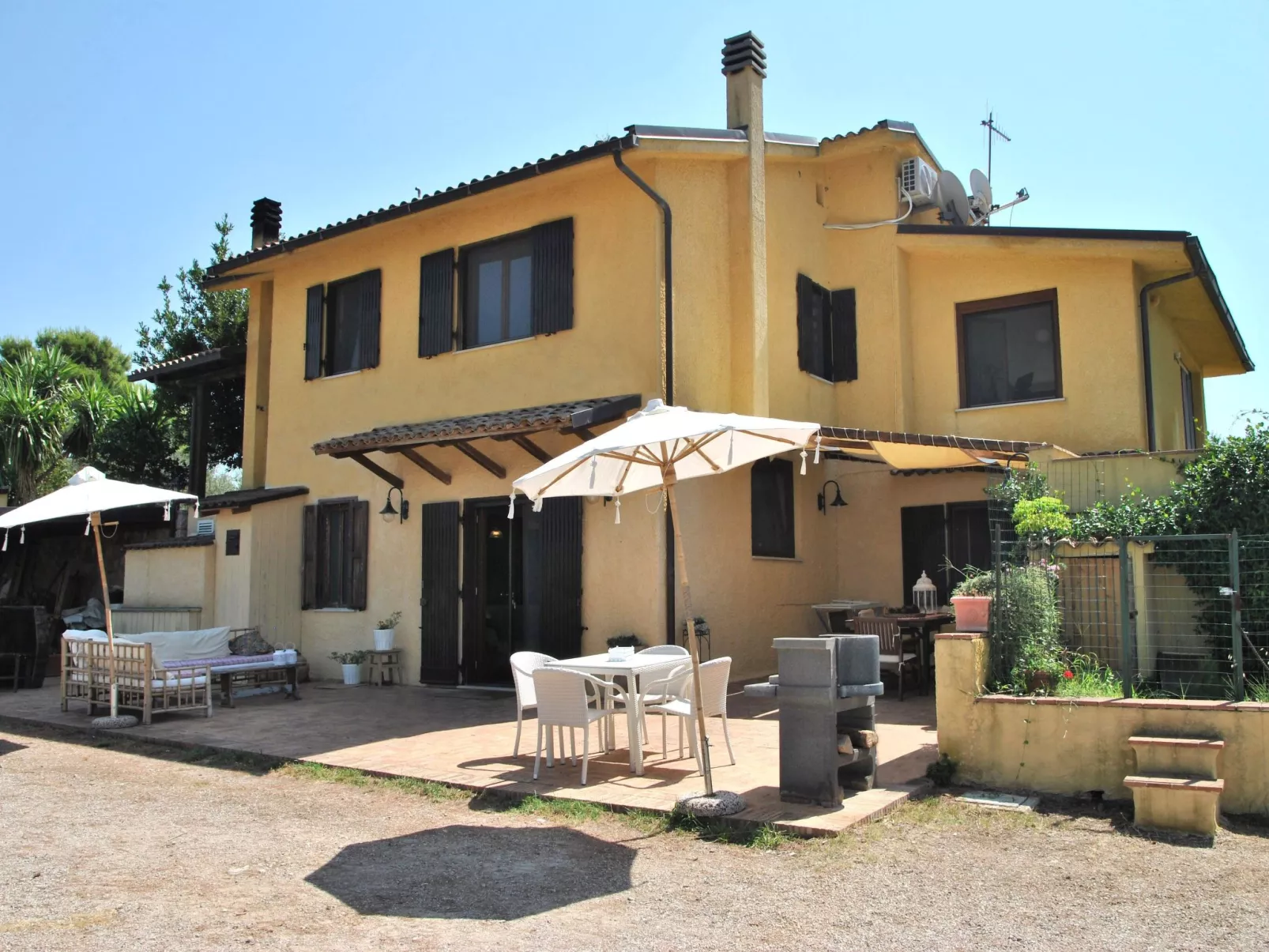 Angenehmes Haus in Itri mit überdachtem Innenhof-Draußen