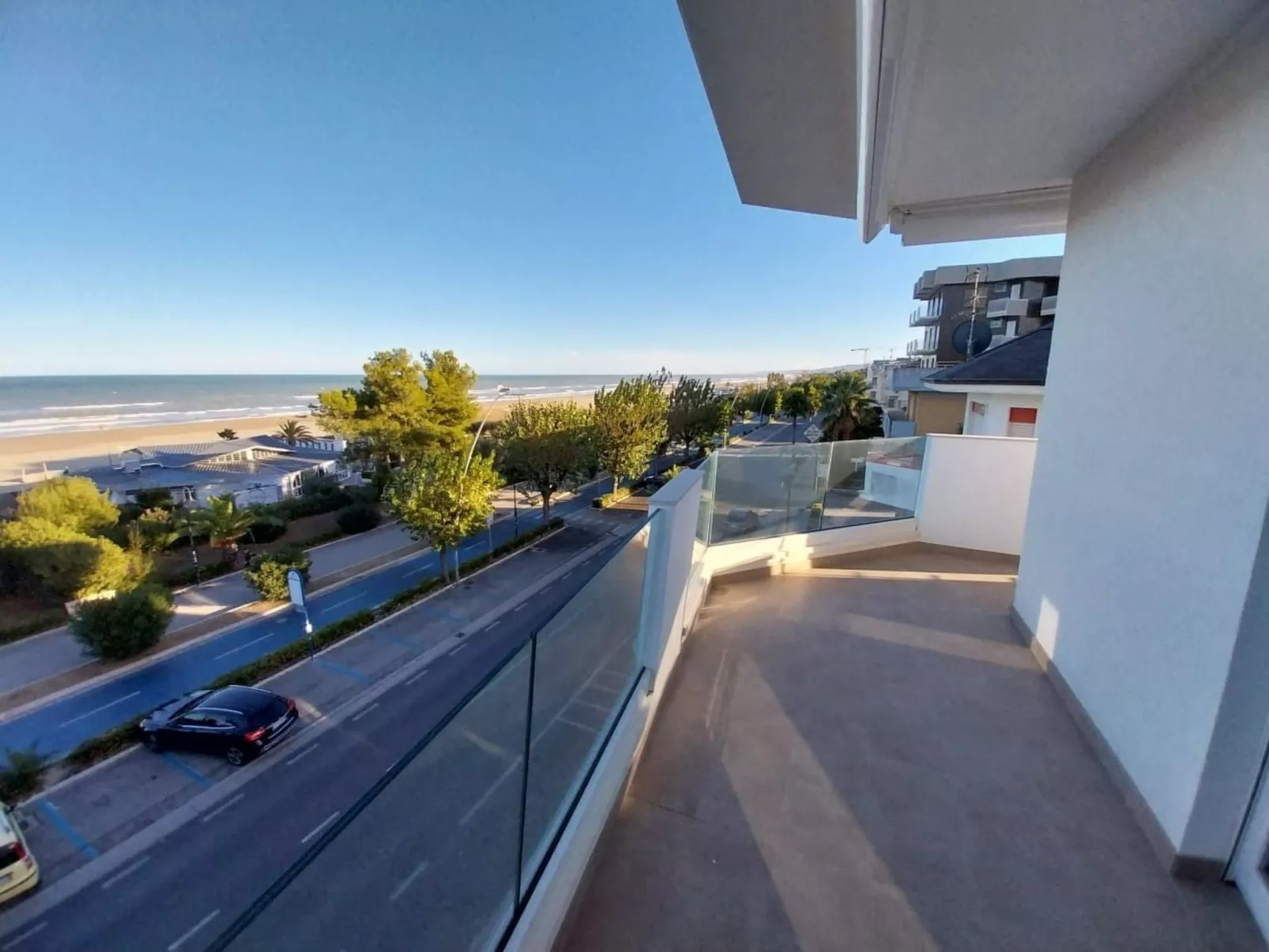 Helle und neue Ferienwohnung direkt am Strand-Draußen