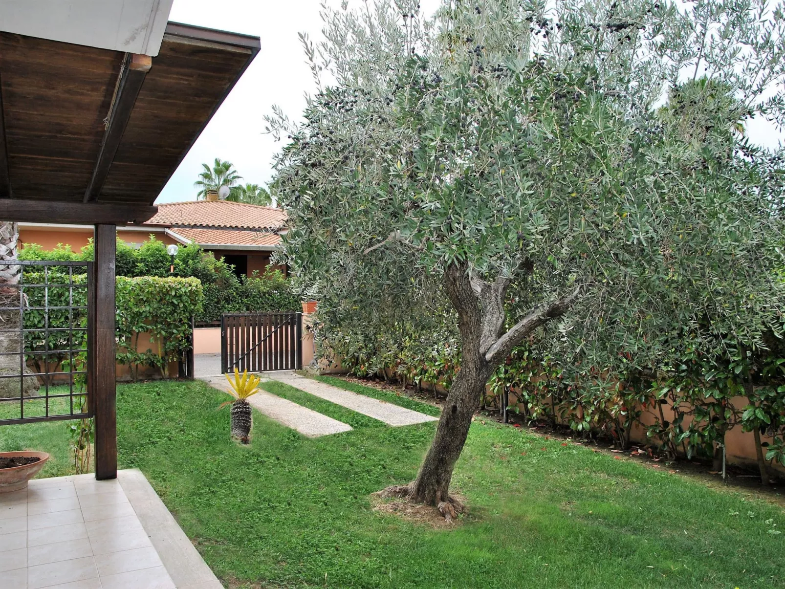 Charmantes Haus in Fondi mit überdachter Veranda-Outside