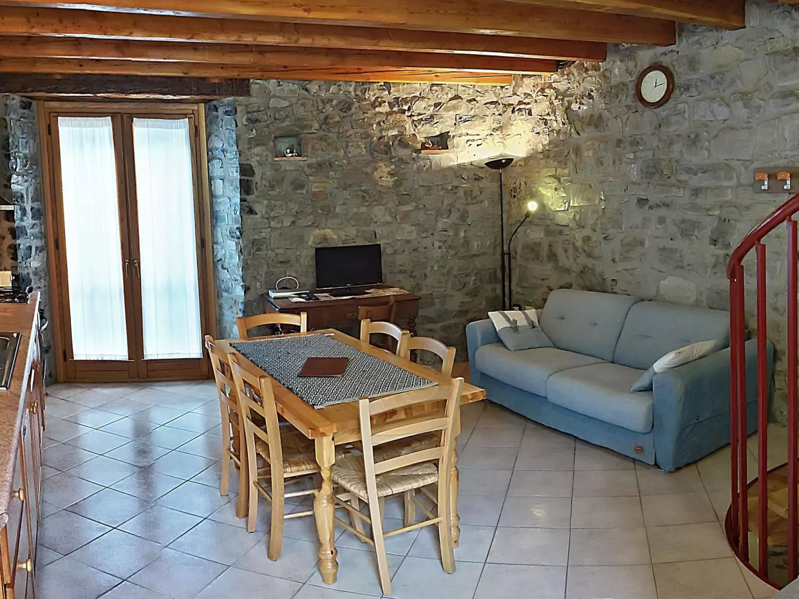 Dreistöckiges Apartment in einem historischen Gebäude-Drinnen