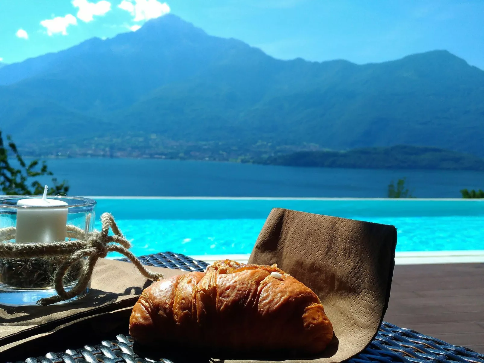 Wohnung mit Schwimmbad und fantastischem Seeblick-Dehors