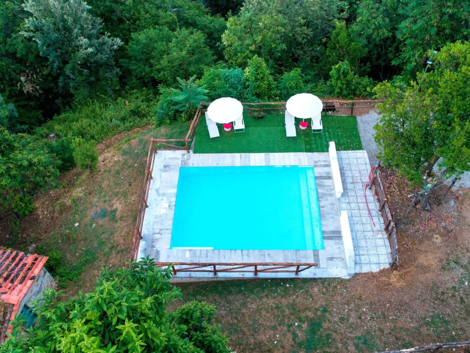 Haus inmitten der Natur mit Schwimmbad-Draußen