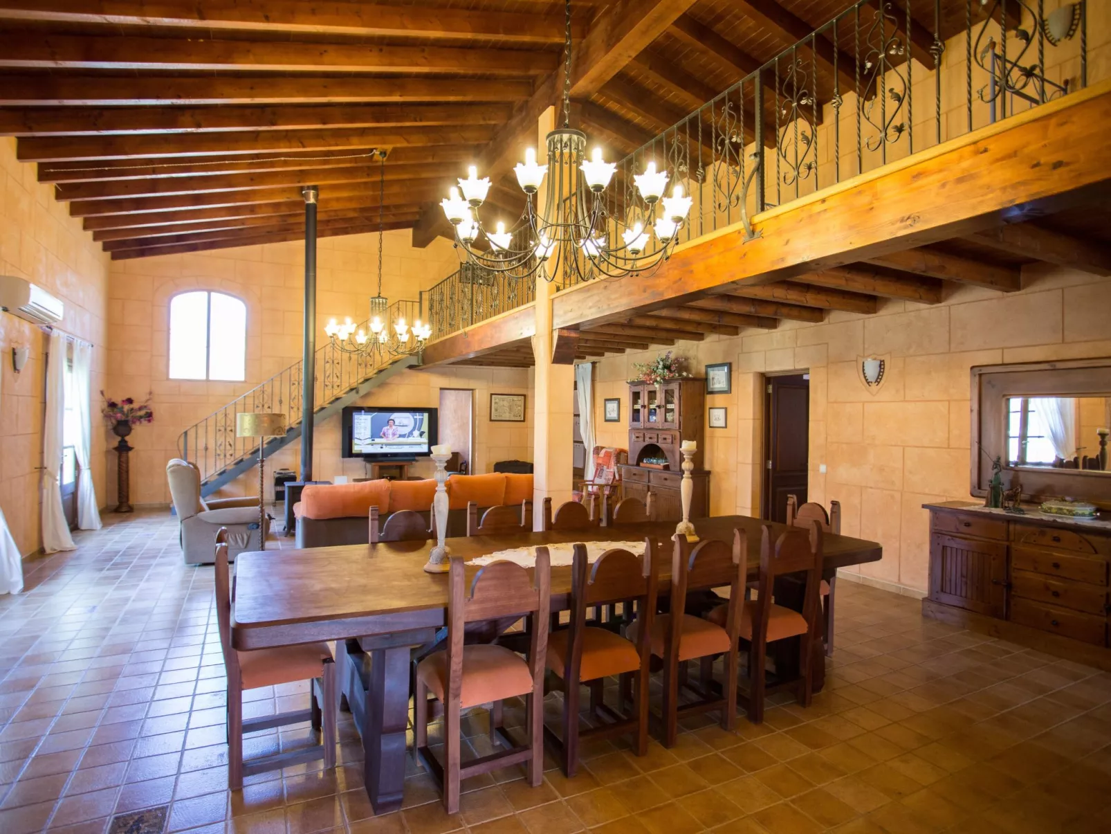 Finca mit Tennisplatz und Schwimmbad-Inside