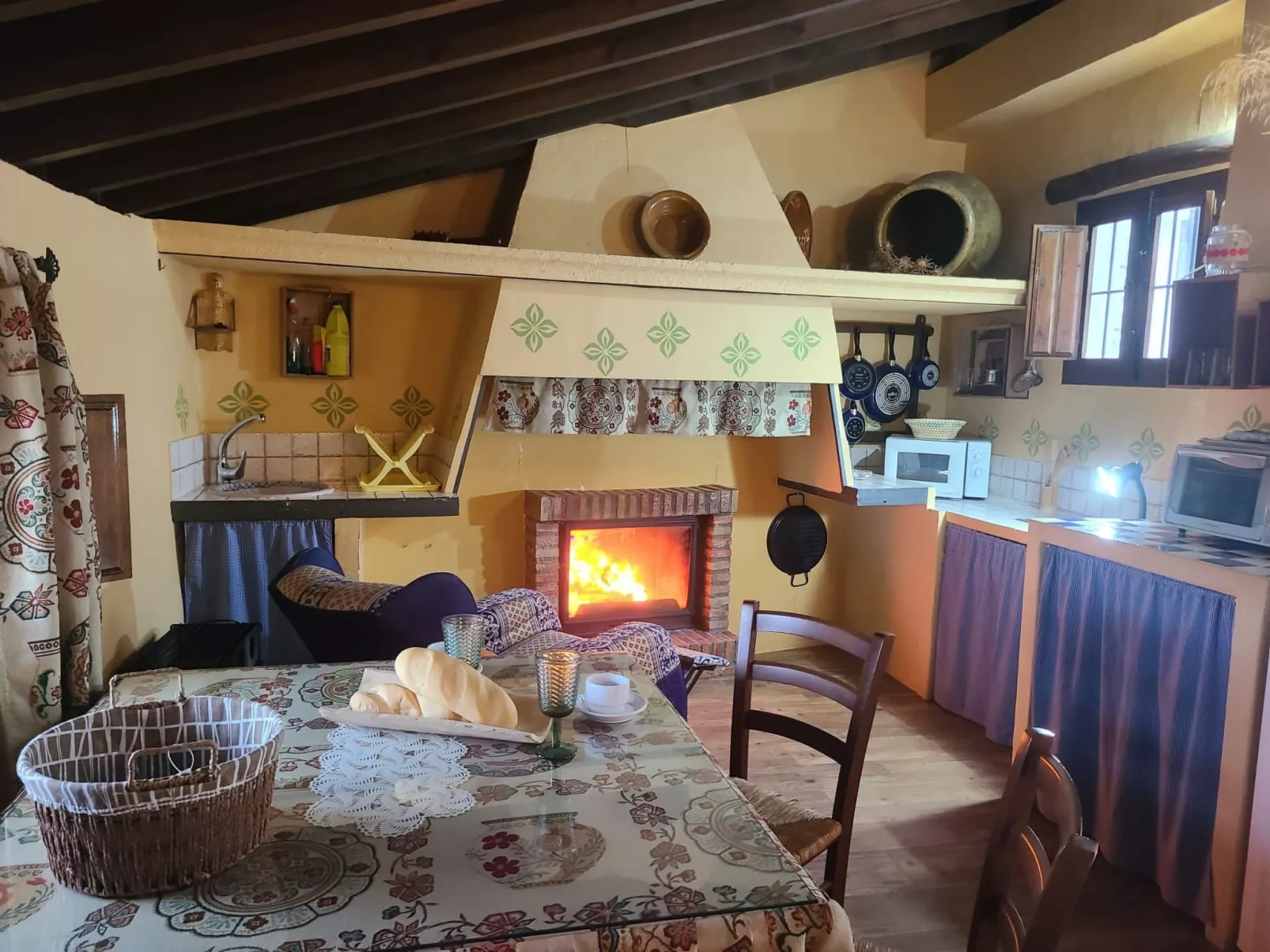 Schöne Ferienwohnung in Iznájar mit Garten, Terrasse und Grill-Drinnen