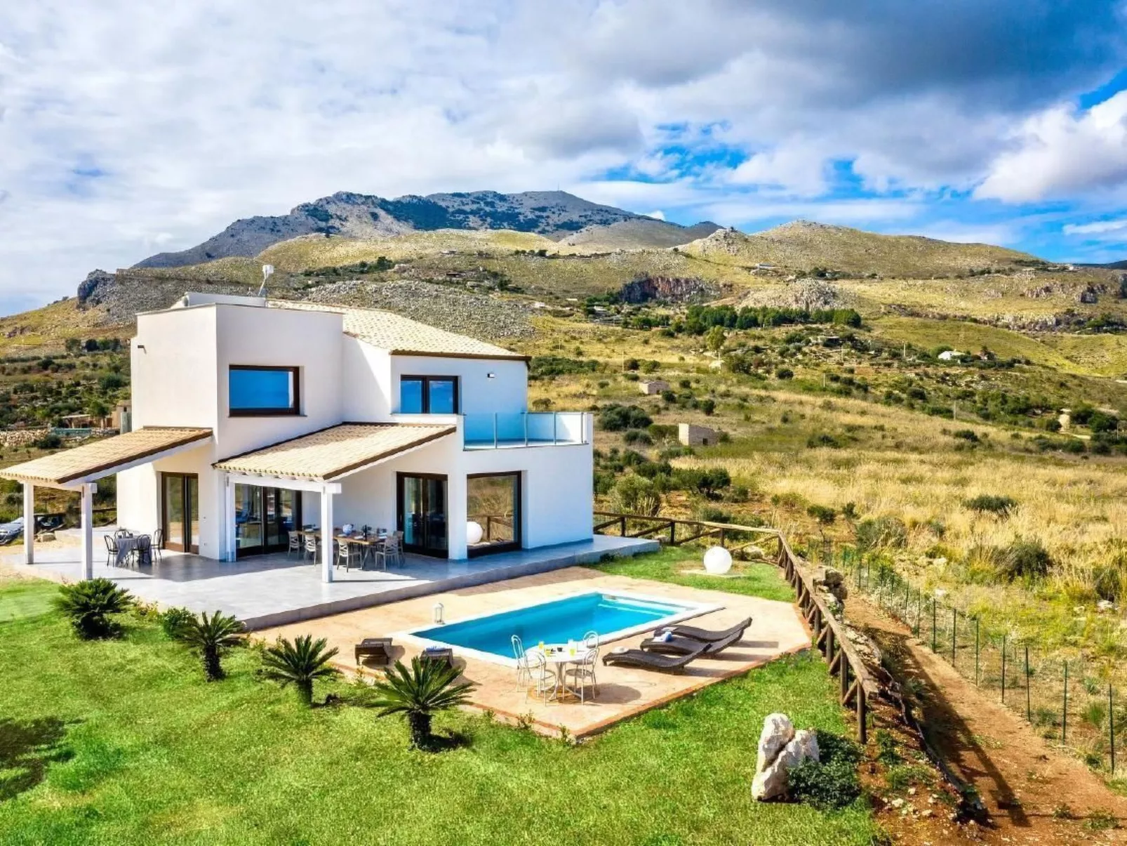 Villa "Rocchi Livreri" mit Blick auf das Wasser-Image-tags.info