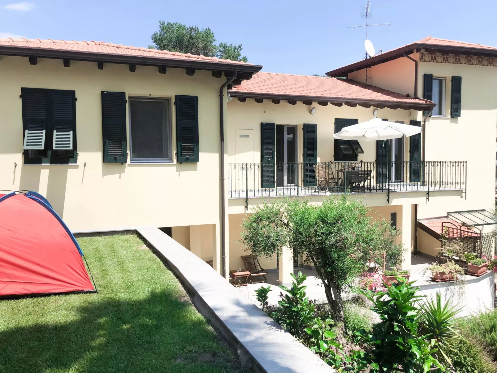 Penthouse mit Garten und privater Terrasse in Villa-Outside