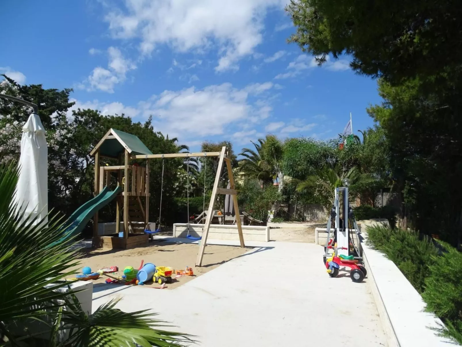 Schöner zentraler Bungalow direkt am Sandstrand auf Sizilien-Inside