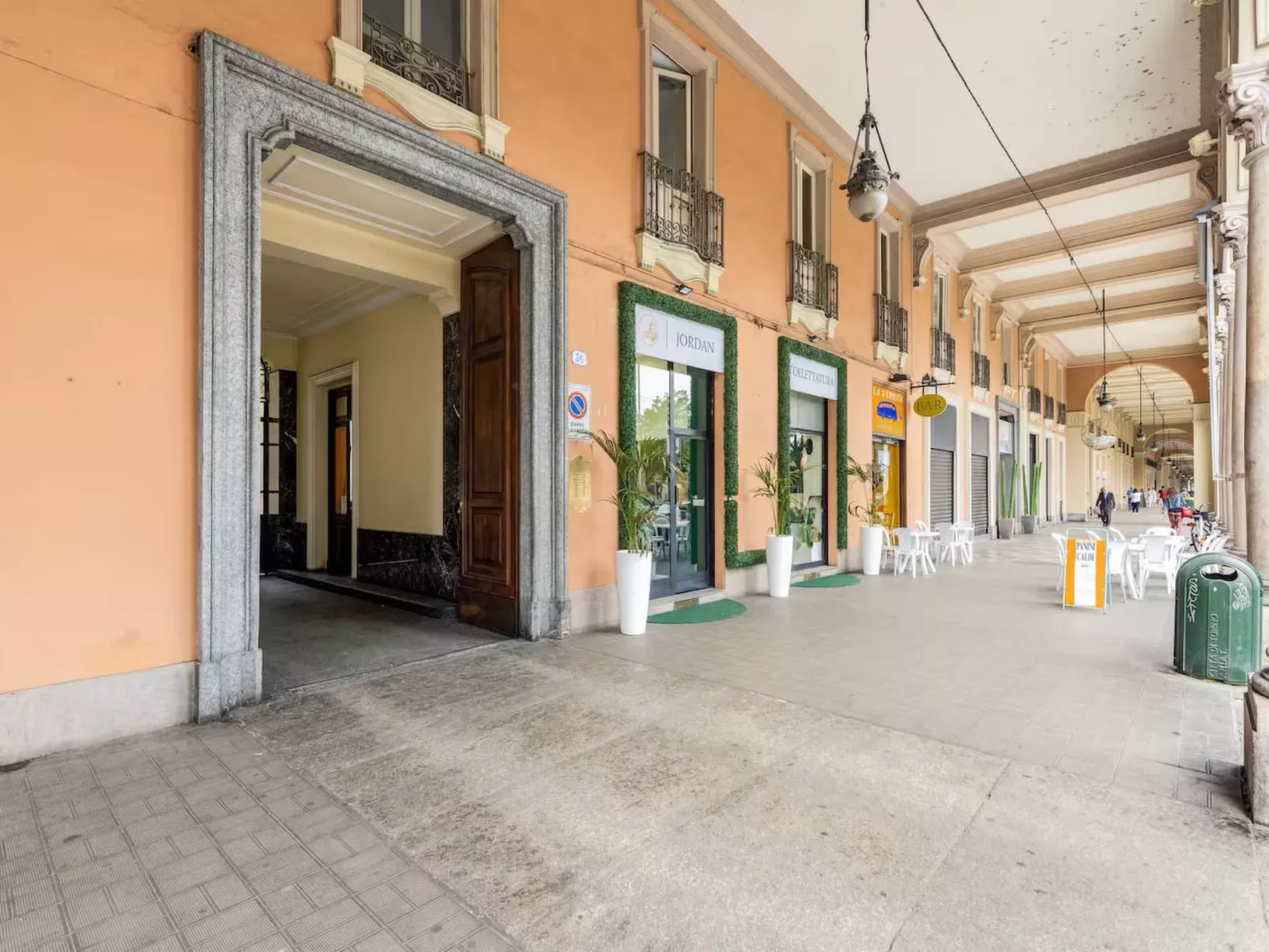 Carla B von Holiday World-Dehors