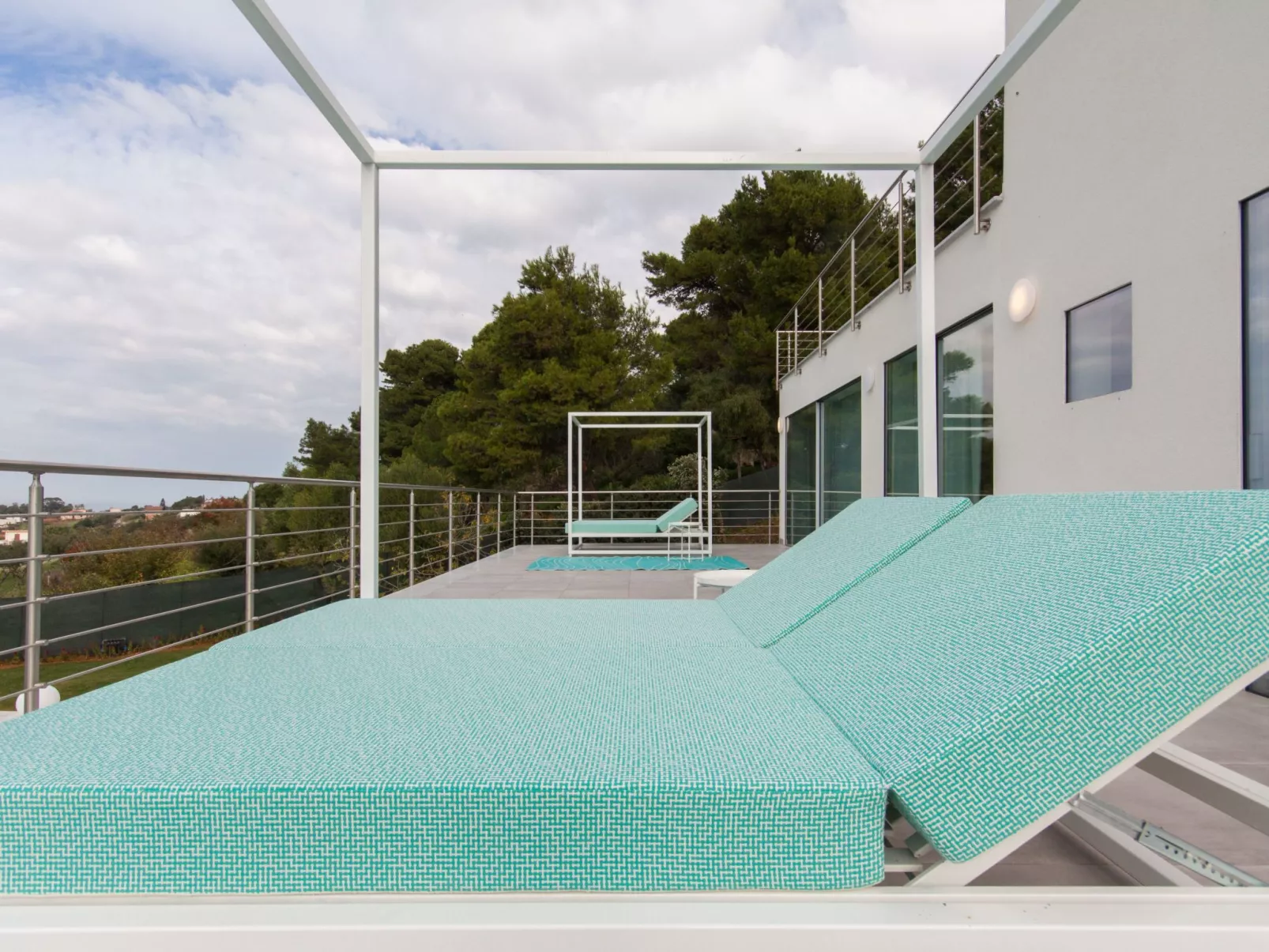 Weiße Luxusvilla-Dedans