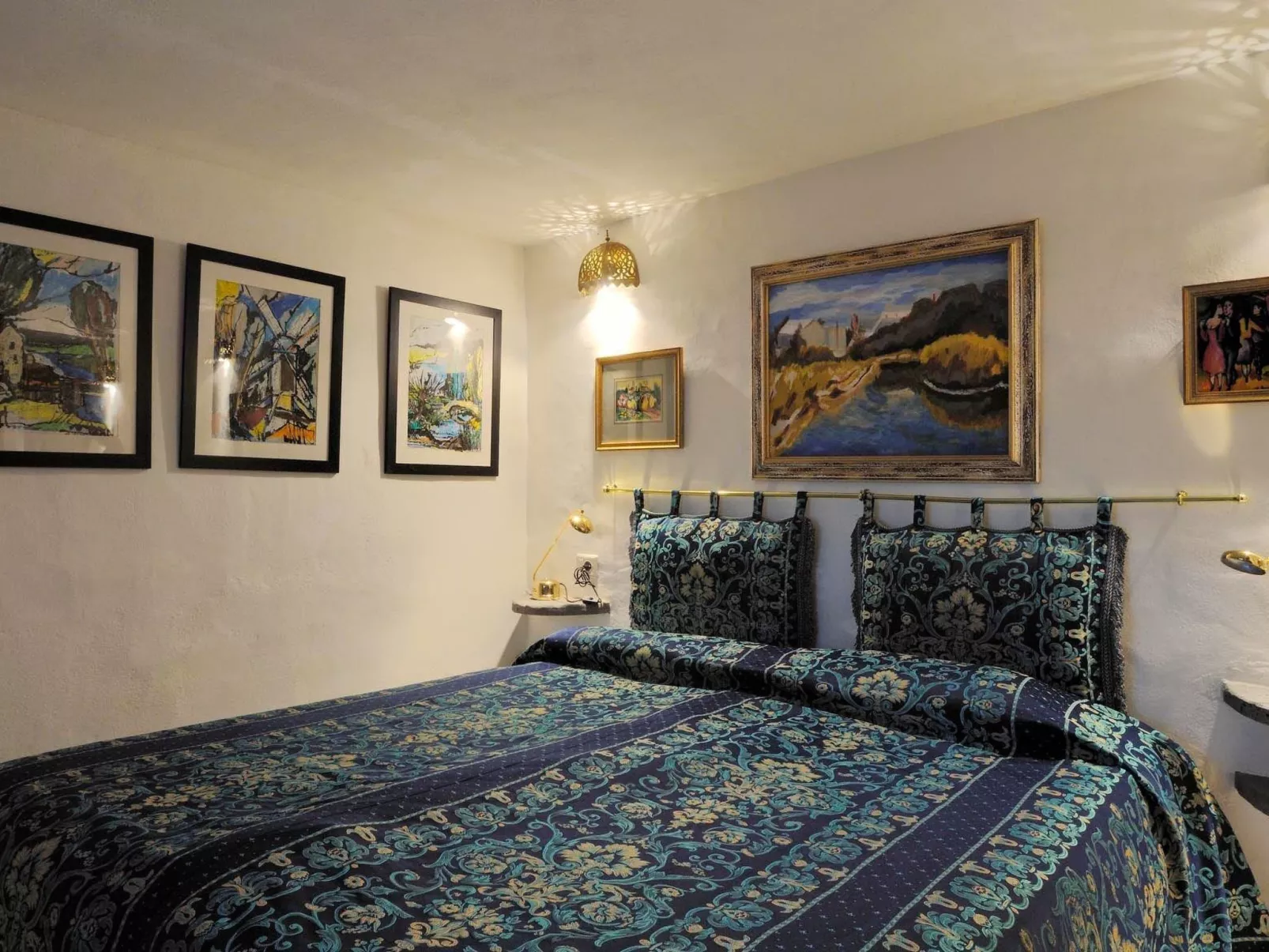 Castillo Bailey-Inside