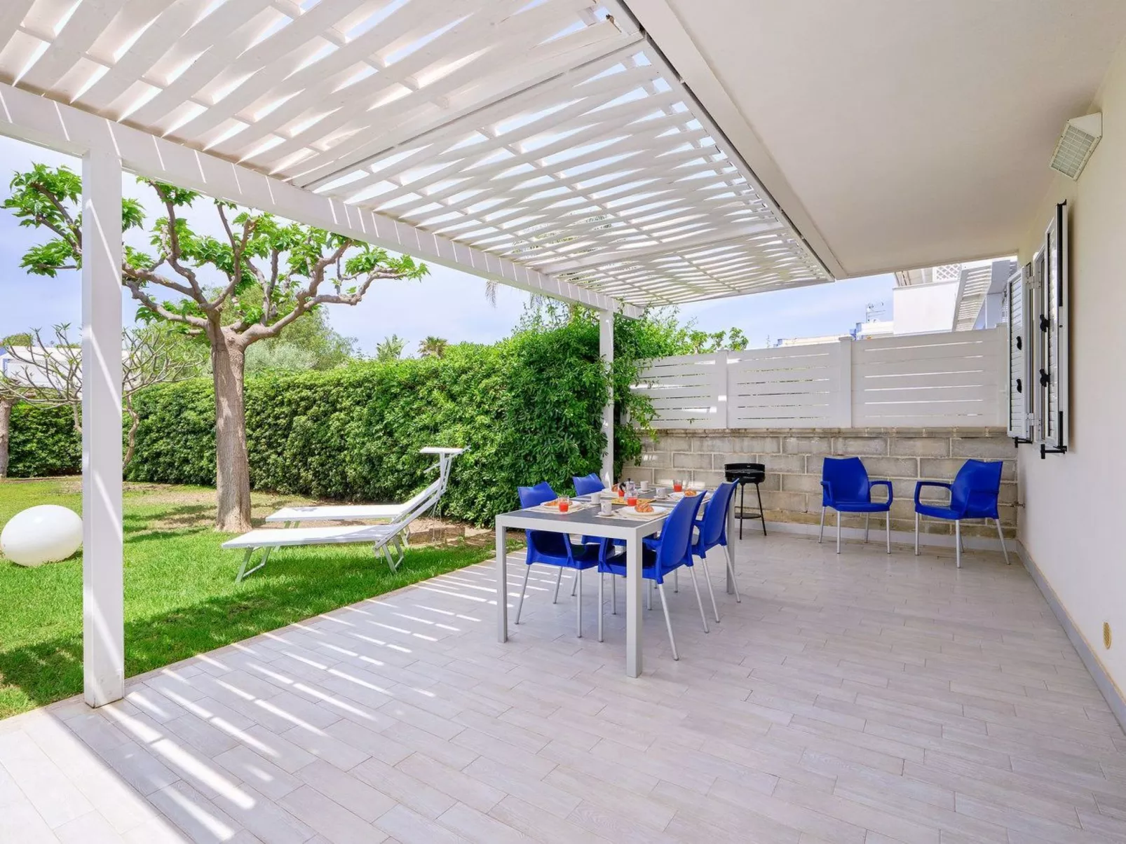 In Marina Di Ragusa mit Terrasse, Grill und Garten-Dedans