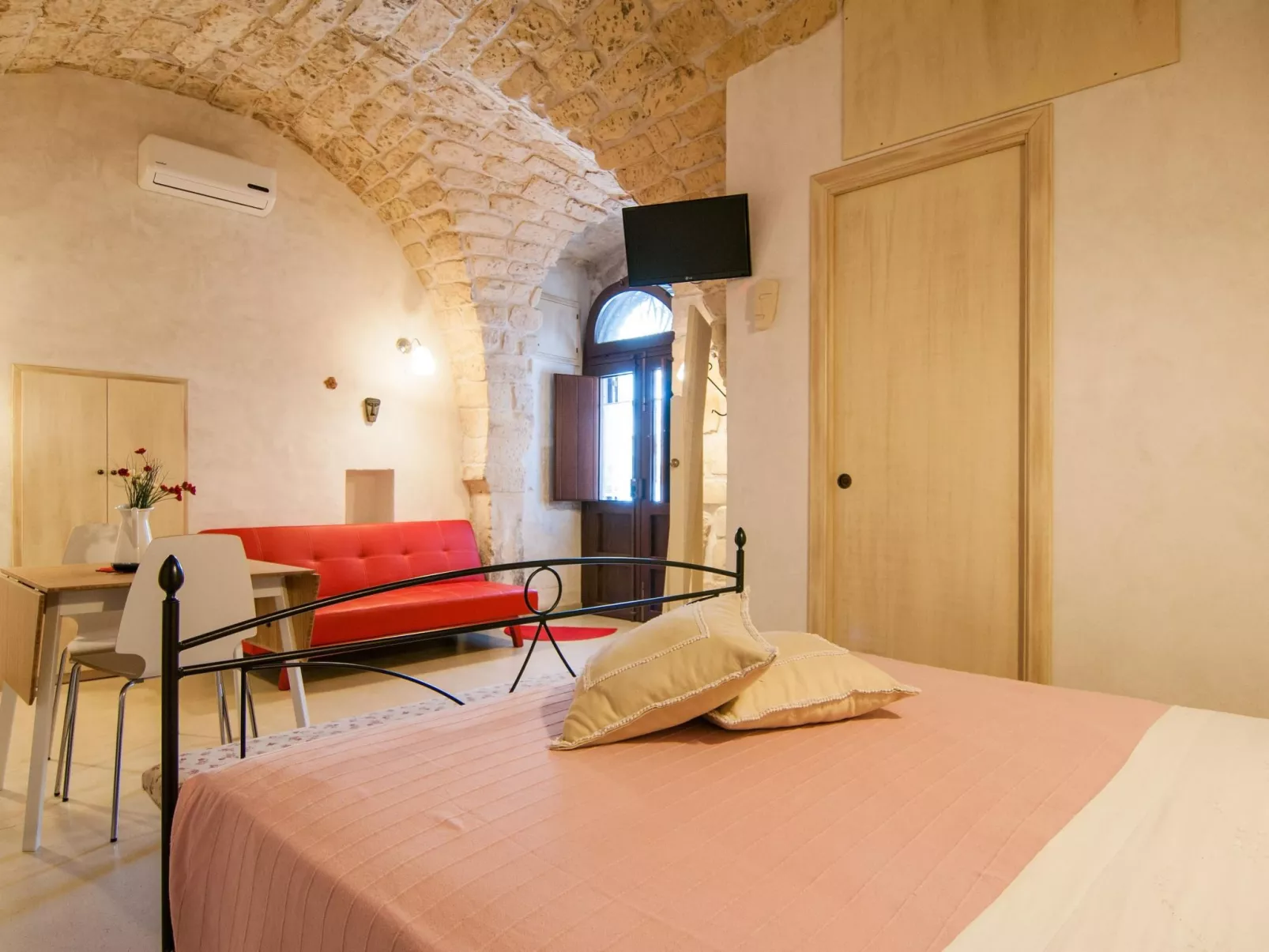 Romantischer Dammuso-Drinnen