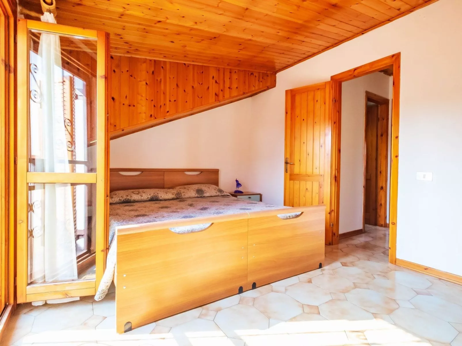 Vier-Zimmer-Villa, vertikal, 2 Bäder-Dedans