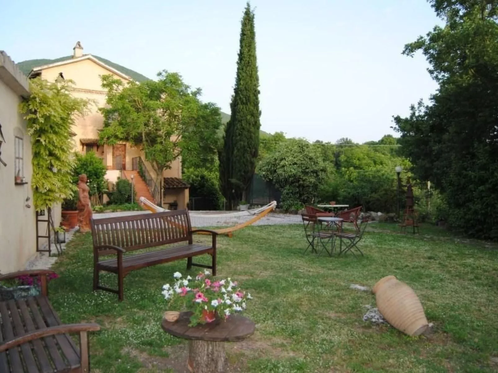 Altes Landhaus mit Schwimmbad und viel Grün-Draußen