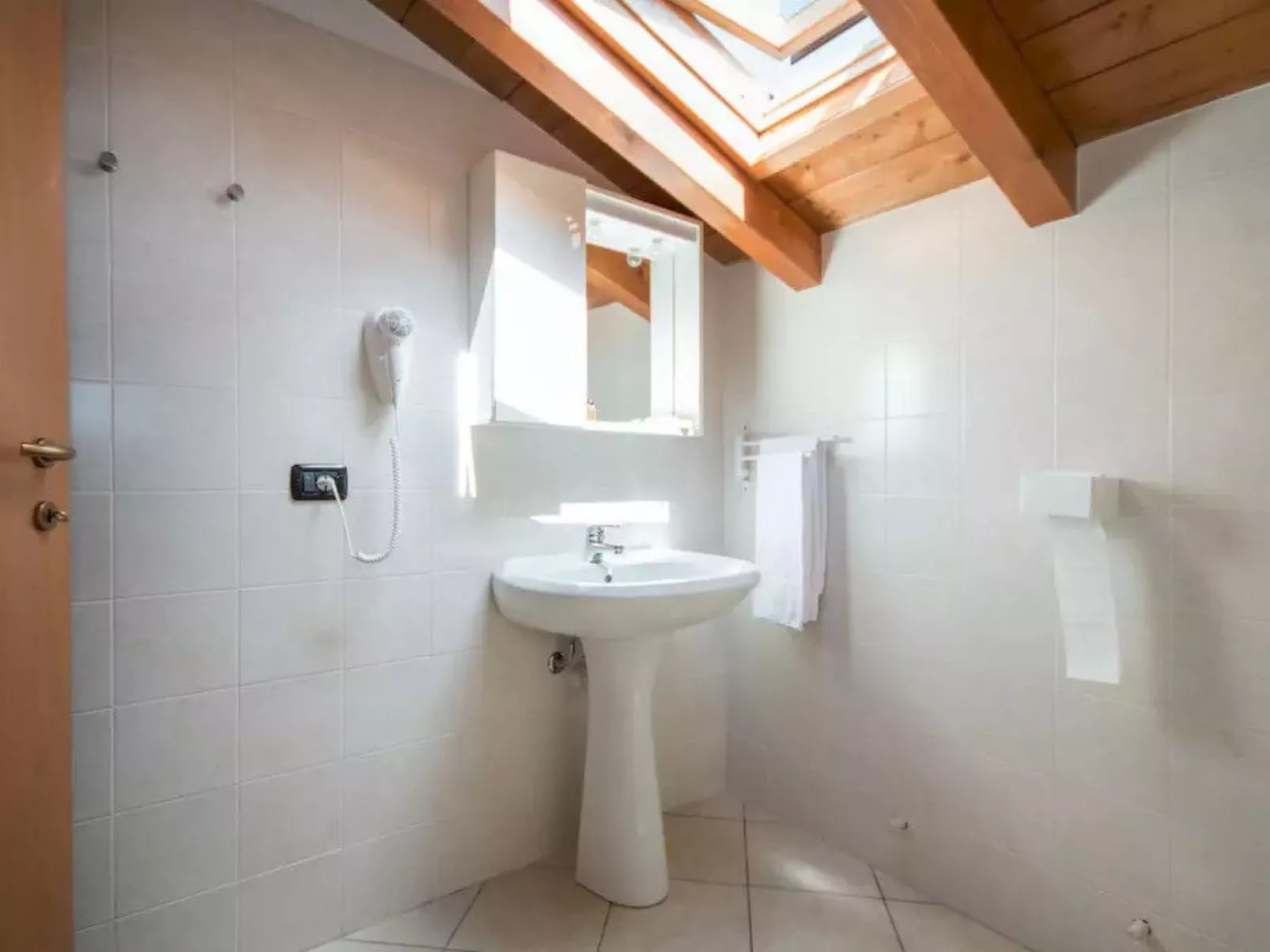 Lakeside Attic Apartment-Inside