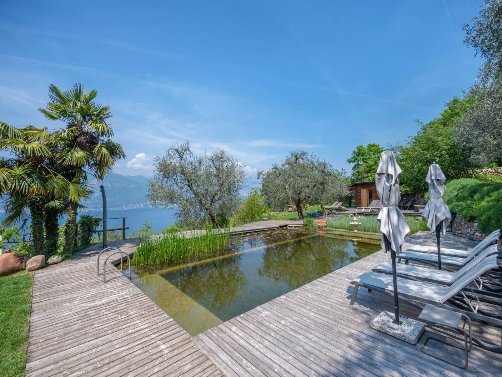 Villa mit schönem Seepanorama und Naturteich-Dedans