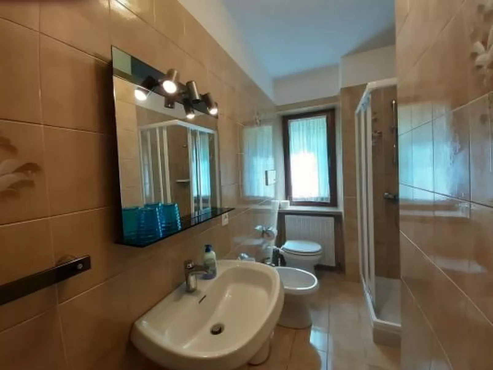 Zwei-Zimmer-Wohnung mit Balkon und herrlichem Seeblick-Drinnen