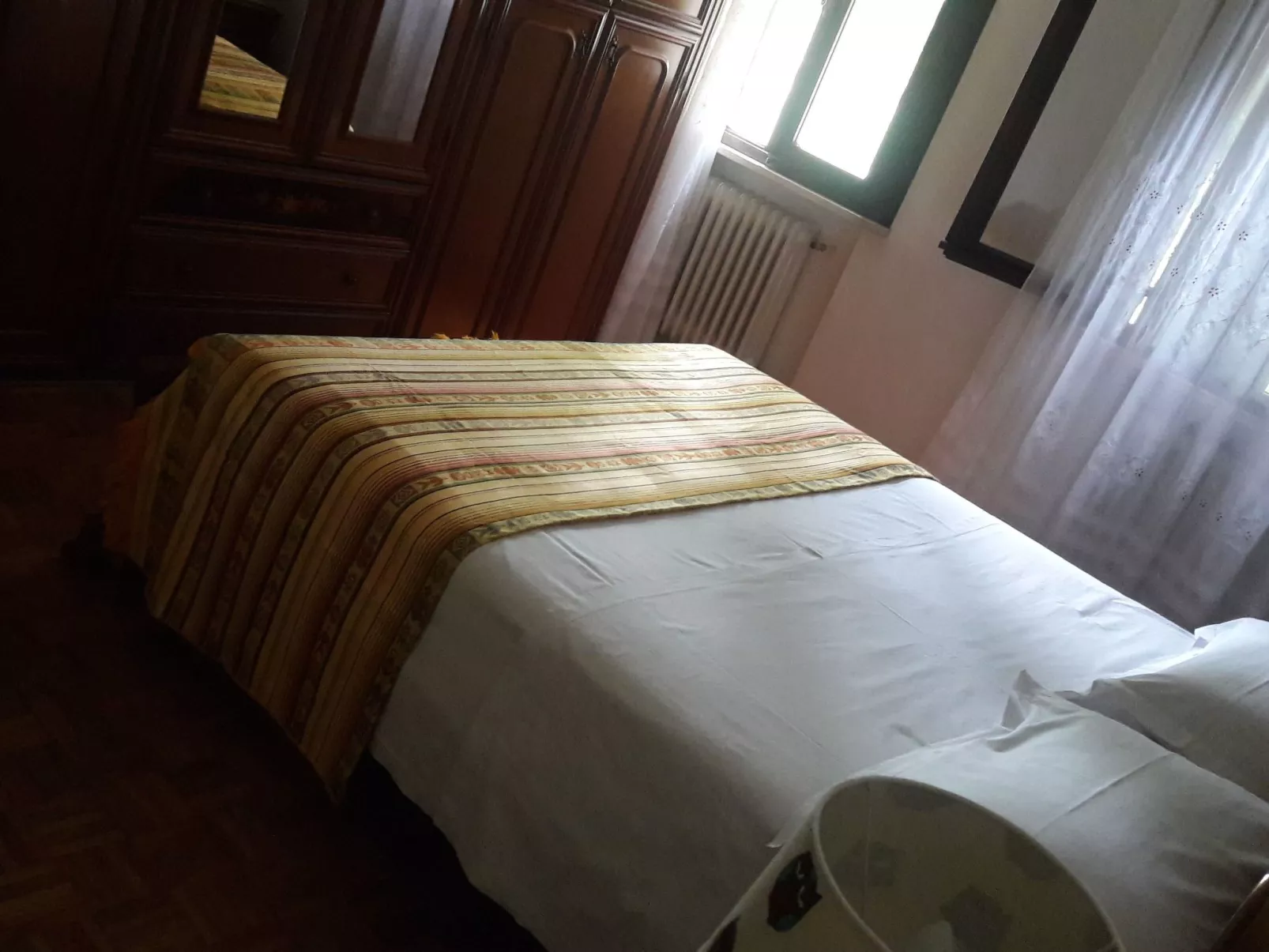 Auf einem ummauerten Grundstück-Dedans