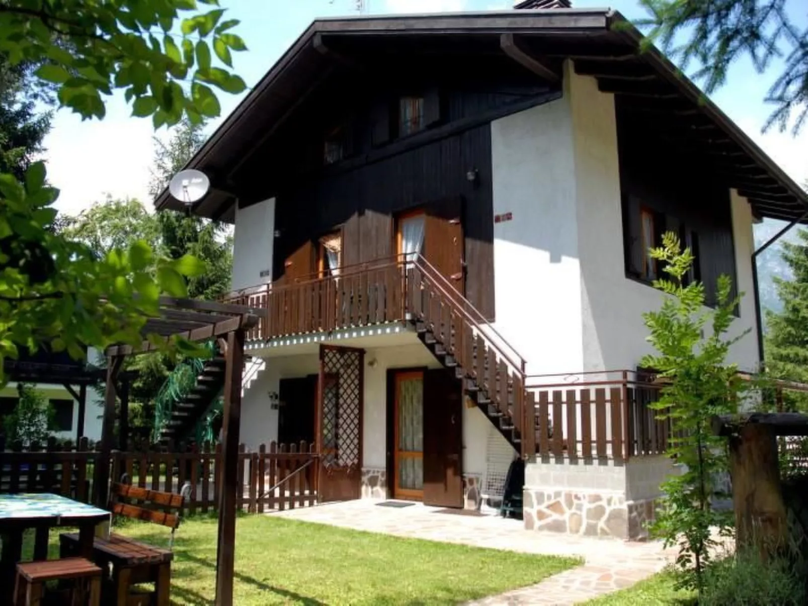 Erdgeschosswohnung mit möbliertem Garten-Dedans