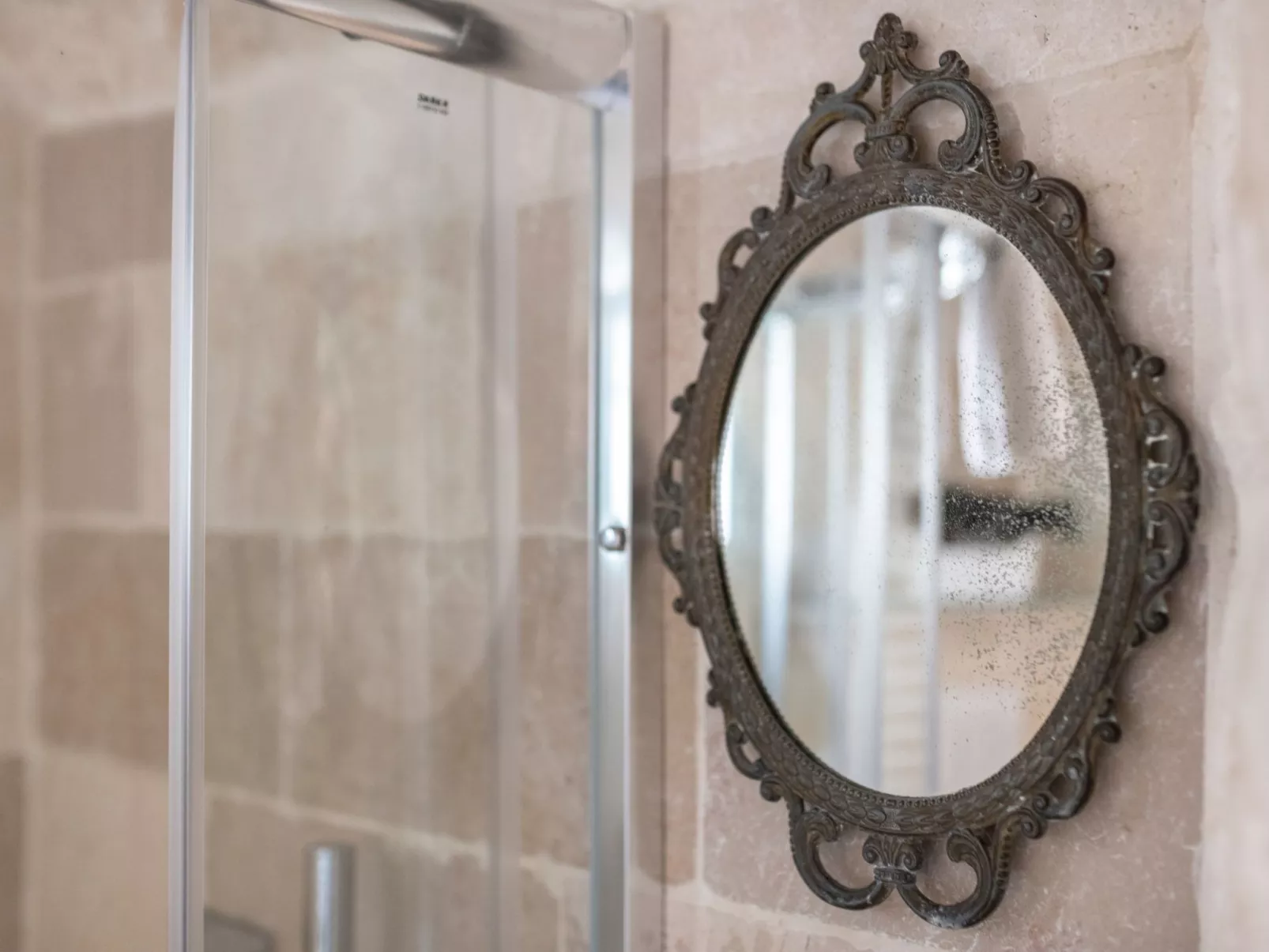 Oma Im Haus in der Mitte-Inside