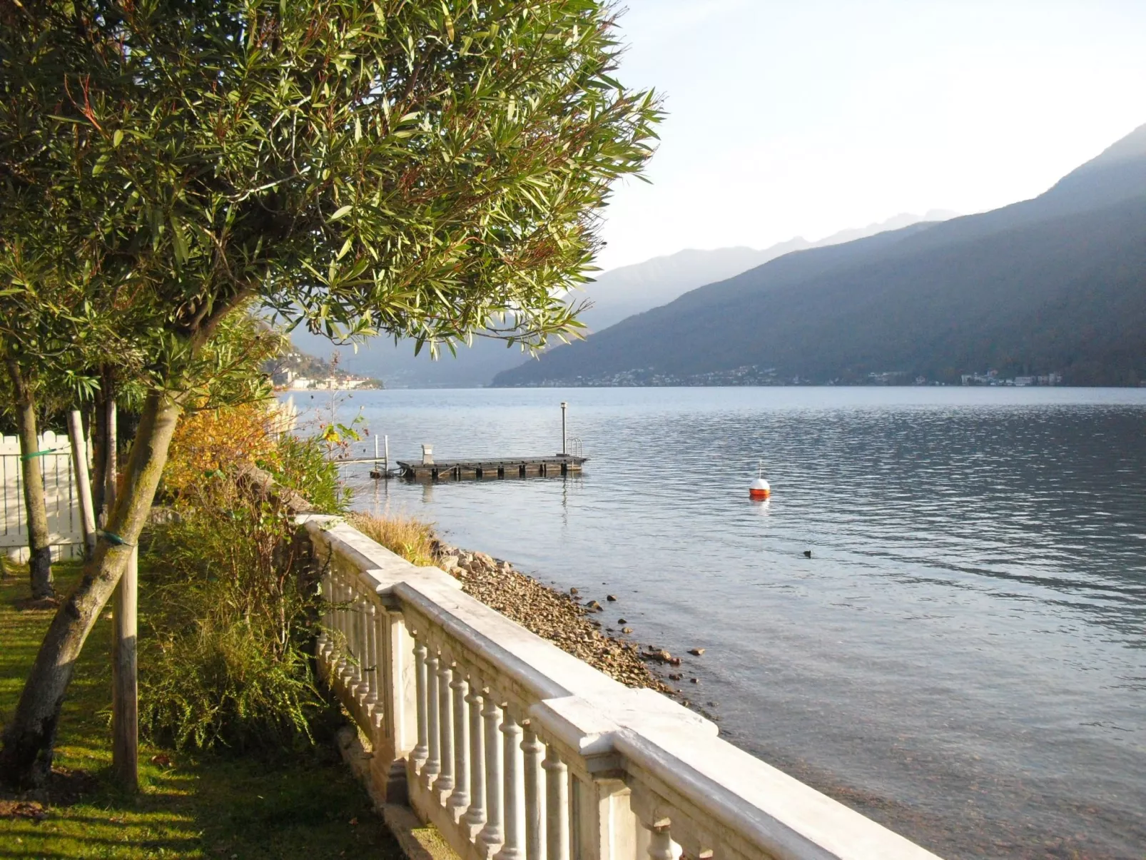 Chalet am See in Porto Ceresio-Dedans