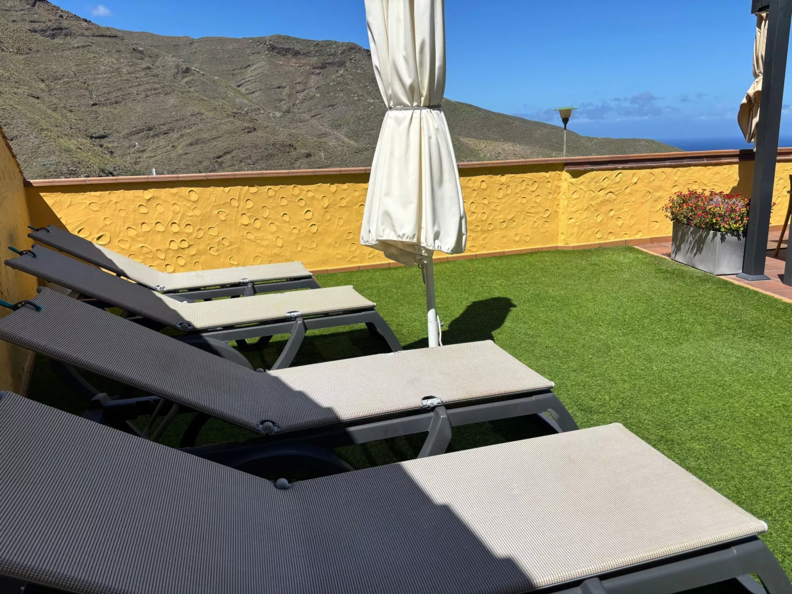 Haus mit beheiztem Schwimmbad, Berg- und Meerblick-Inside