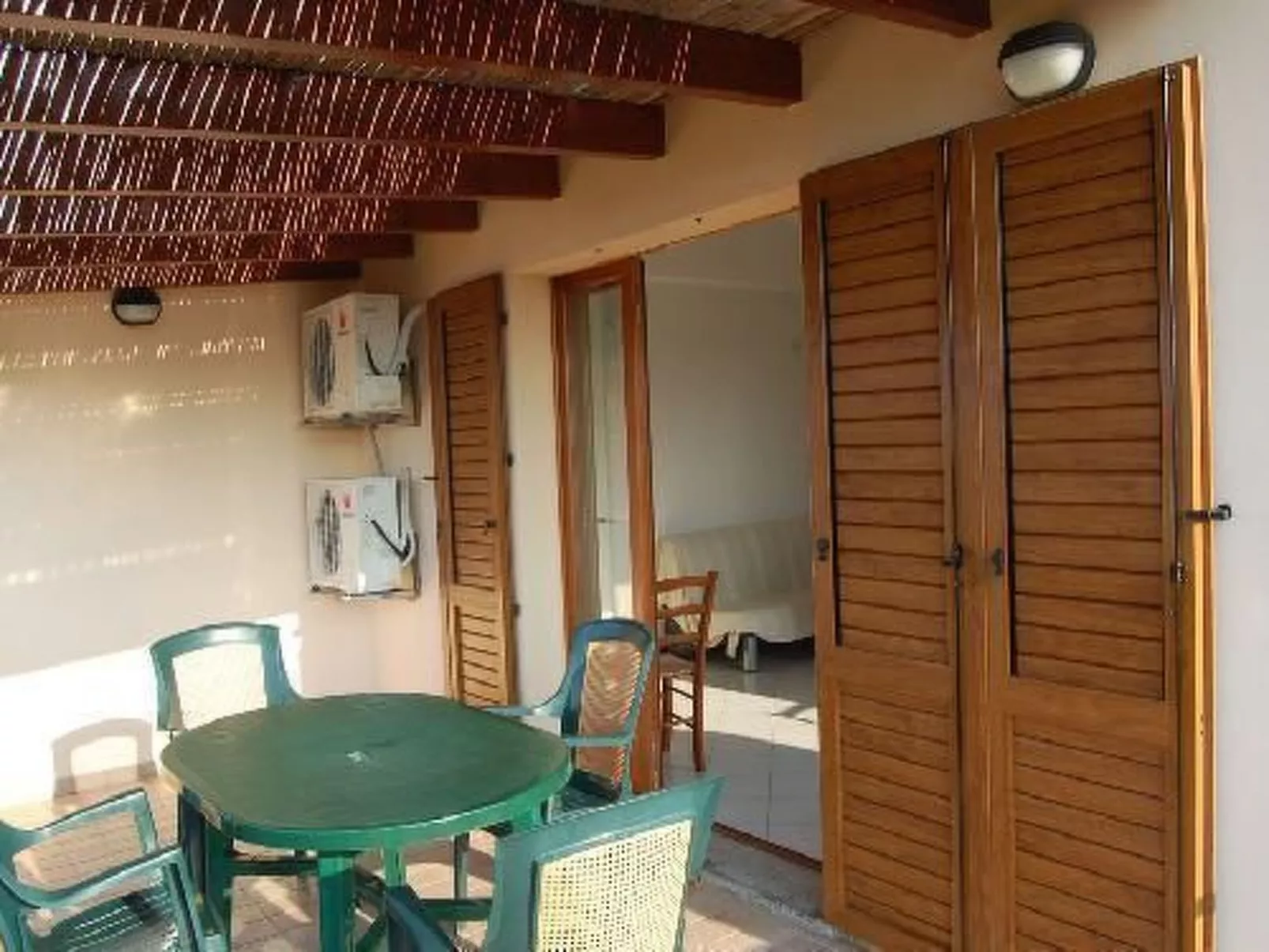 Unterkunft mit Terrasse am Meer-Drinnen