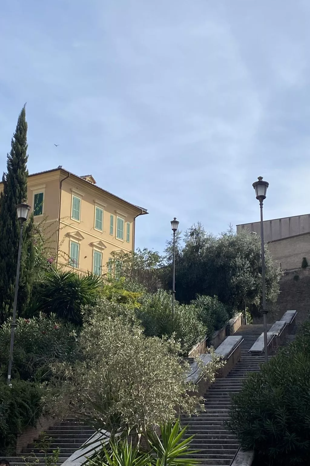 Wohnung 'Danke Vatikan'-Draußen